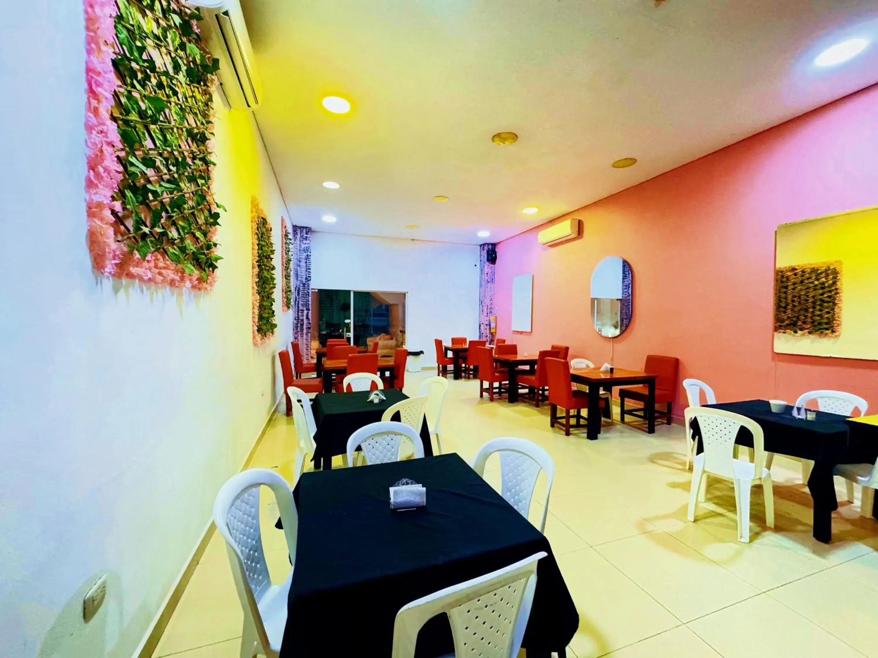 Restaurant/places to eat in Playa Norte Hotel Restaurant/places to eat in Playa Norte Hotel