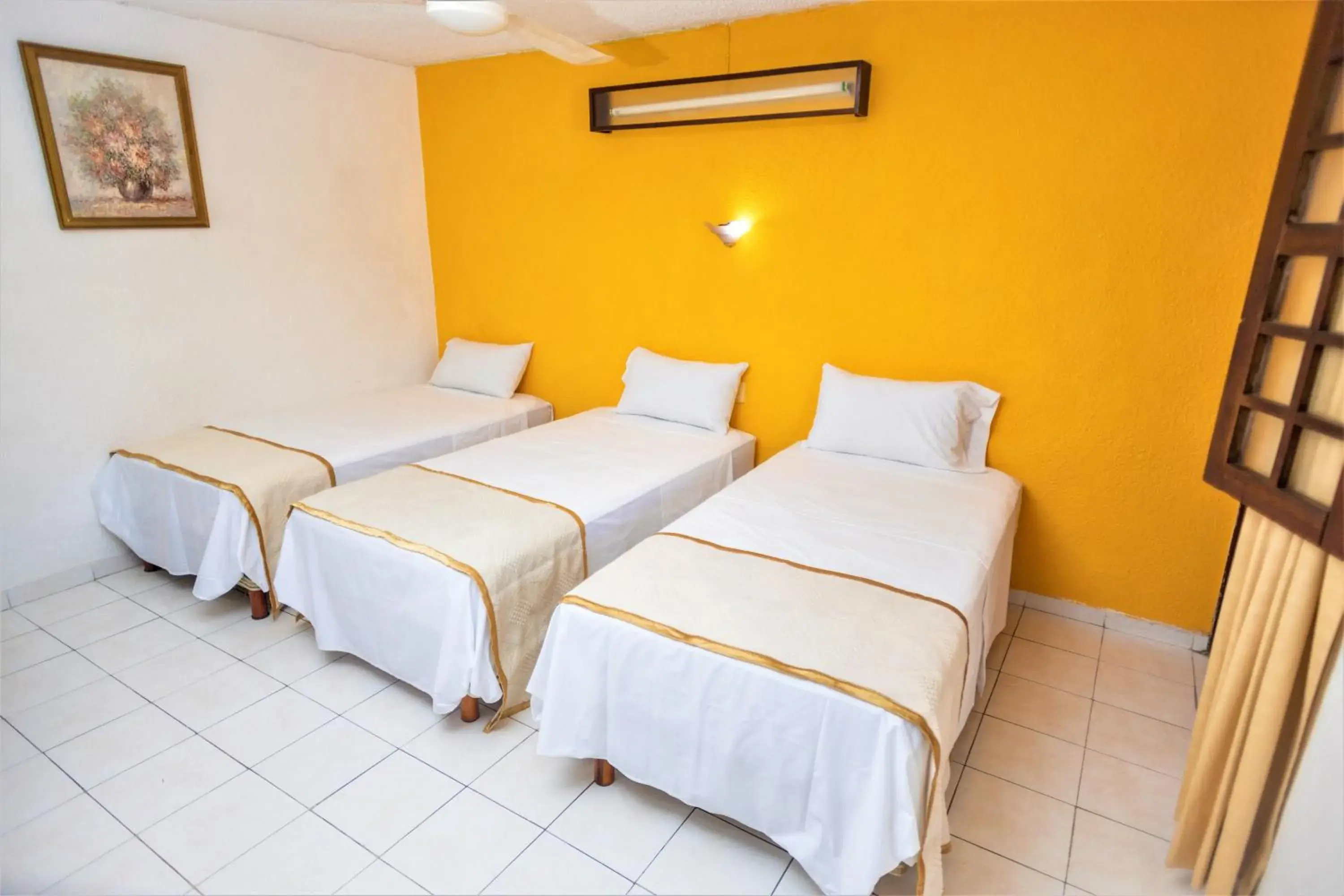 Basic Triple Room in Hotel Santa Lucía Basic Triple Room in Hotel Santa Lucía