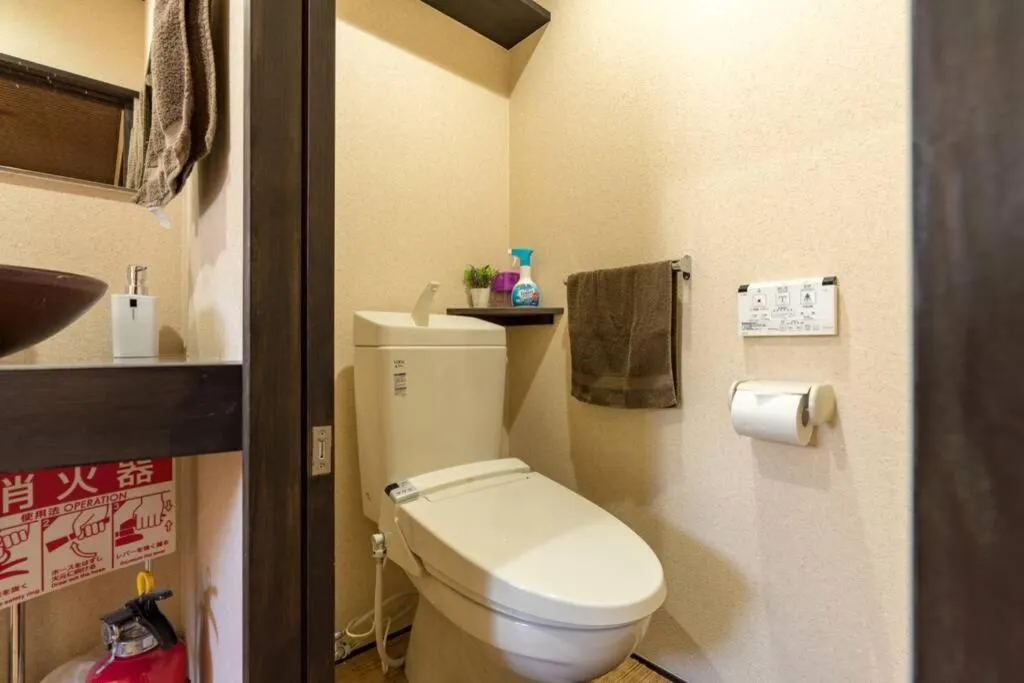 Toilet in 三十三間堂近くのカノンハウス Kanon House