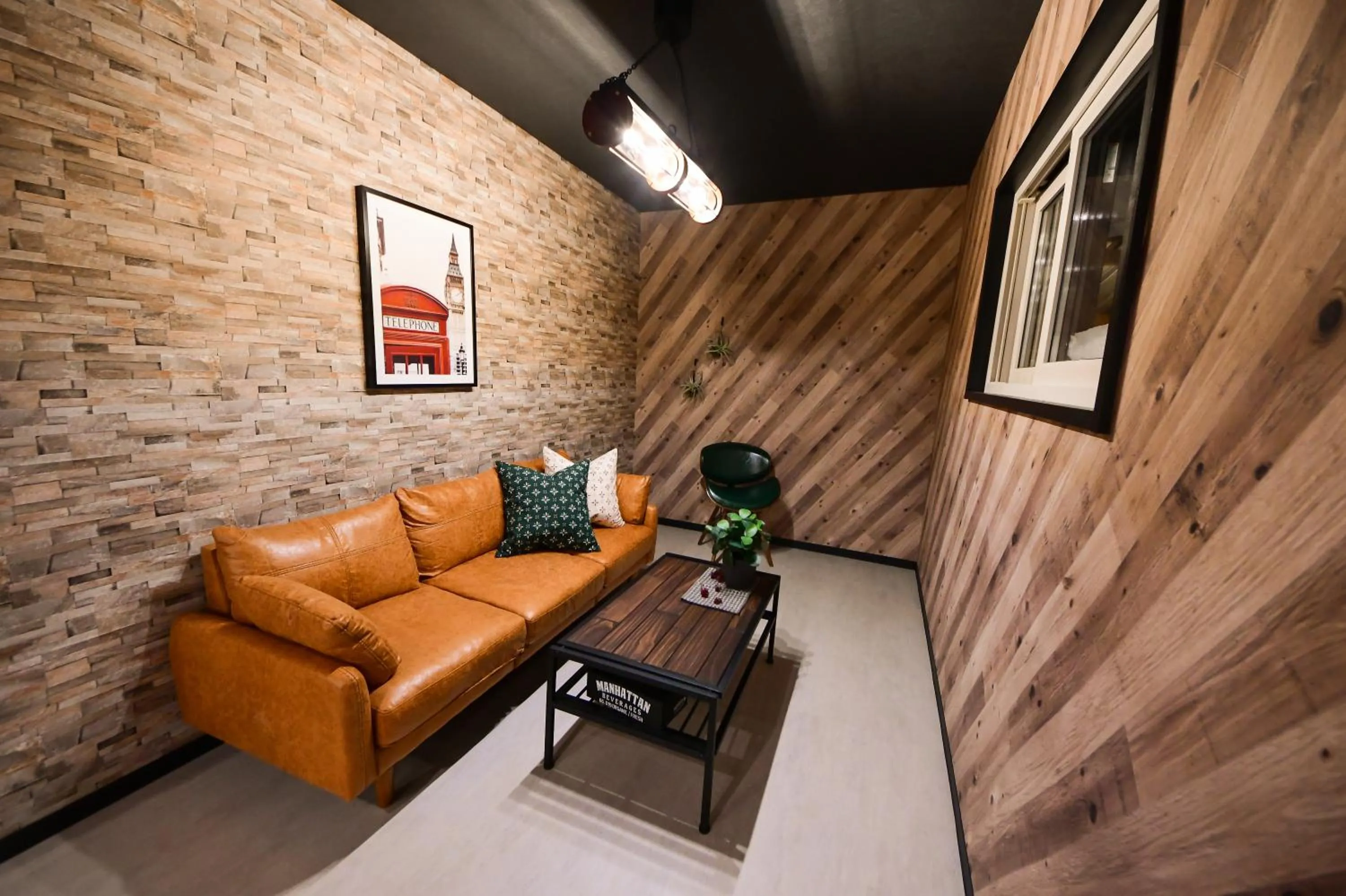 Communal lounge/ TV room in Rusutsu Grand Cabin