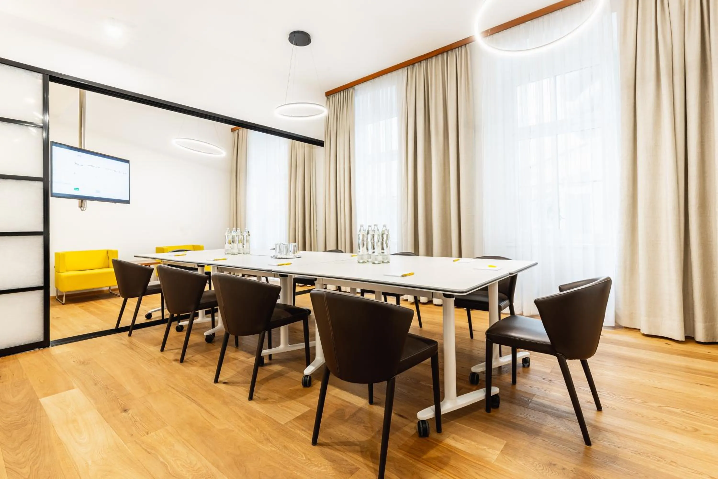 Meeting/conference room in HiLight Suites Hotel