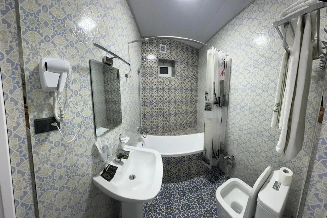 Shower in IZUMRUD PALACE