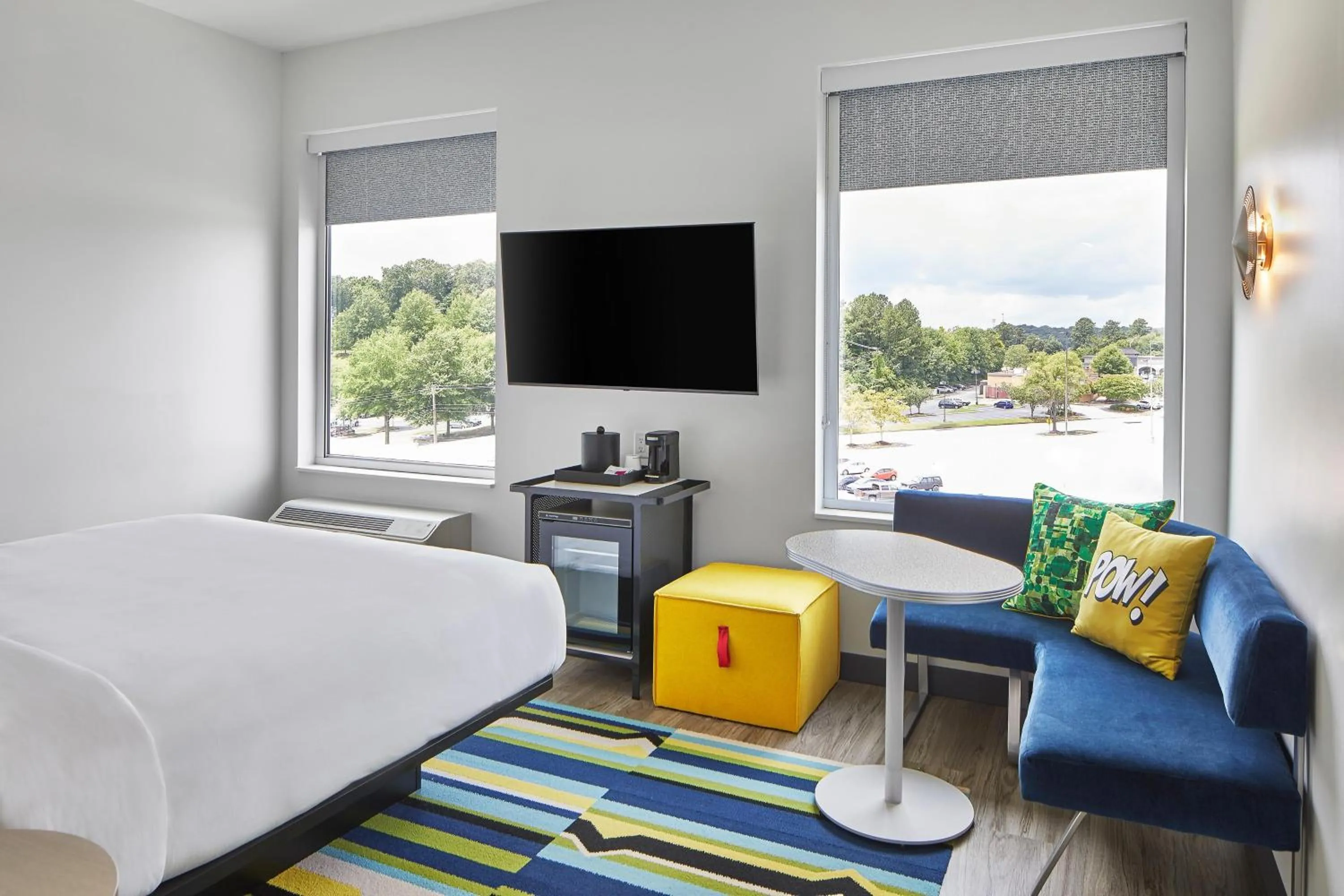 Photo of the whole room, Bed in Aloft Chattanooga Hamilton Place