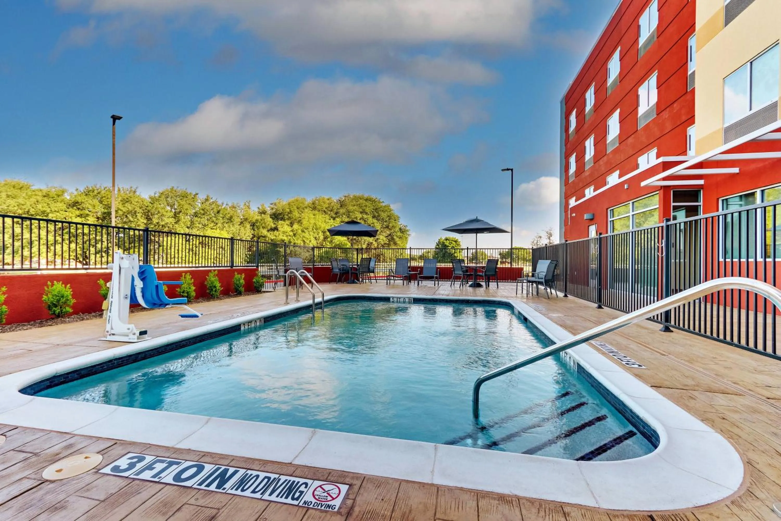 Swimming pool in Fairfield Inn & Suites by Marriott Dallas Love Field