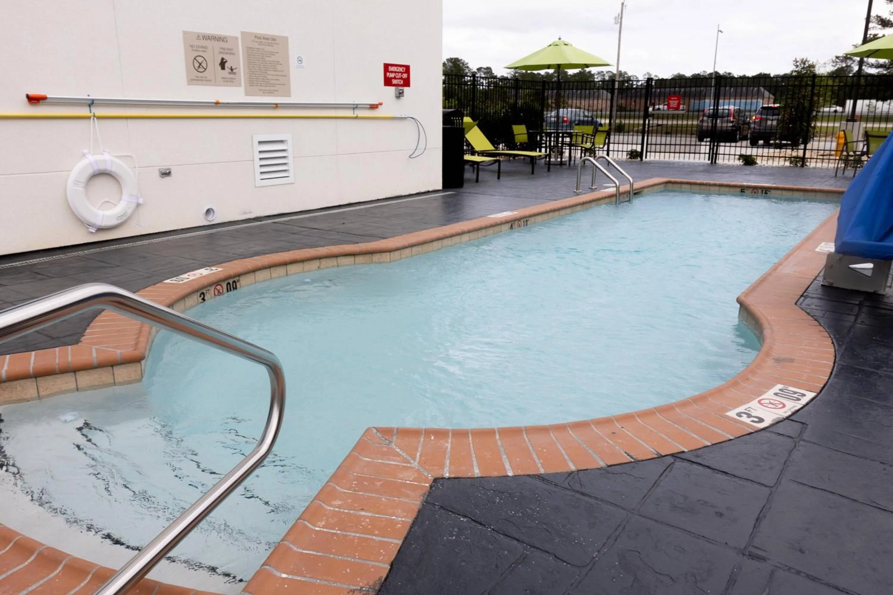 Swimming pool in SpringHill Suites by Marriott Slidell