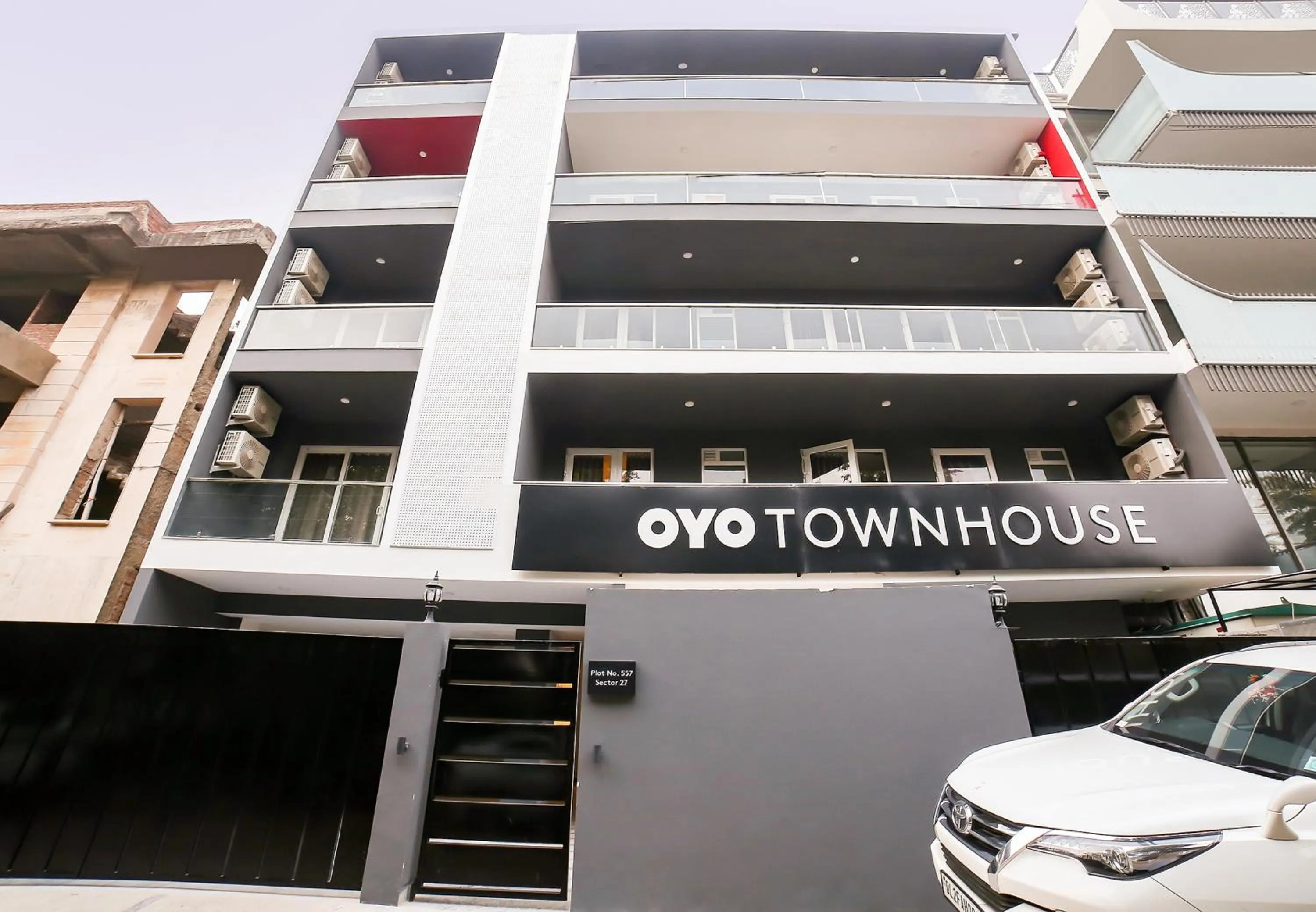 Facade/entrance in Super Townhouse Near Appu Ghar