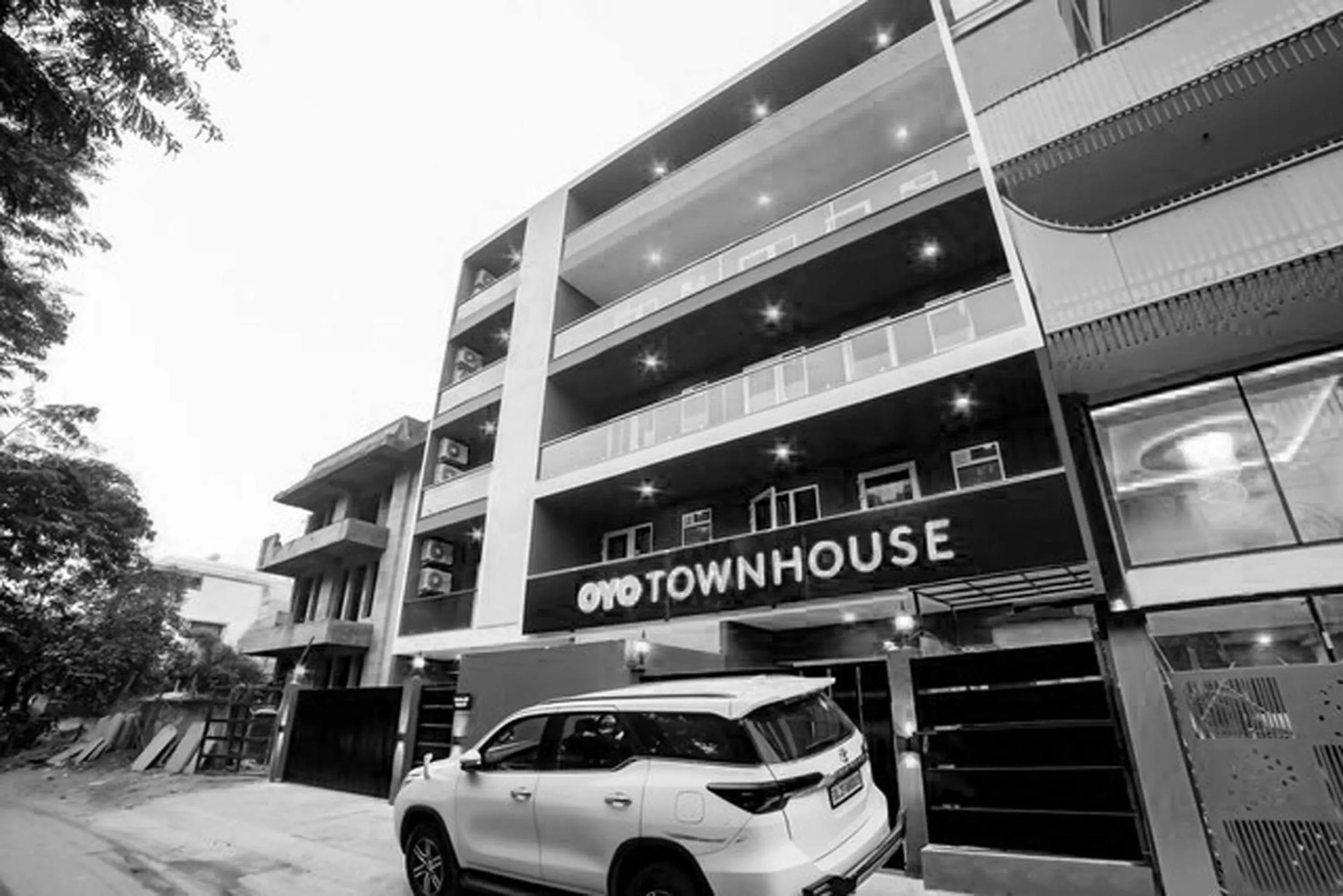 Facade/entrance in Super Townhouse Near Appu Ghar