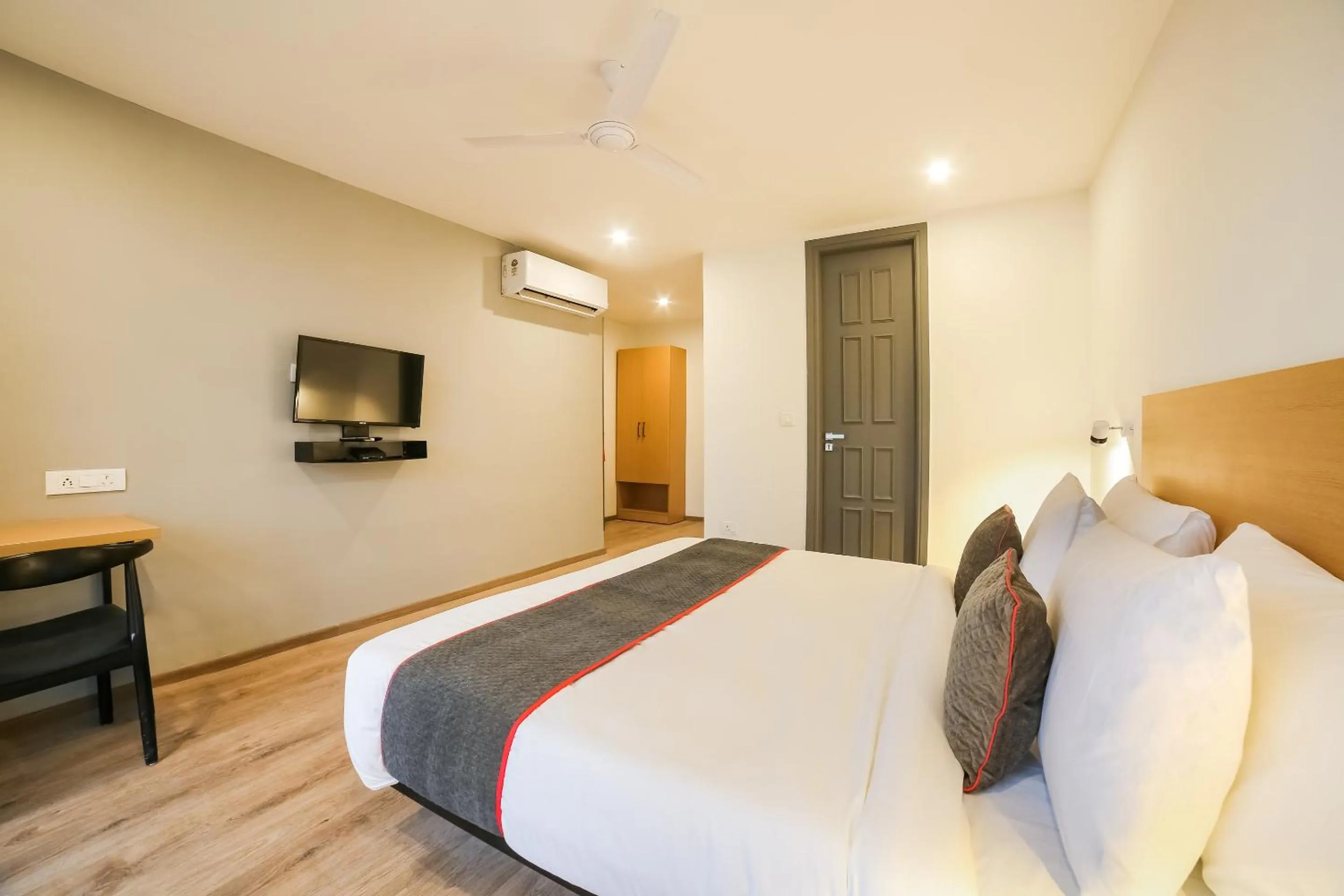 Bedroom, Bed in Super Townhouse Near Appu Ghar