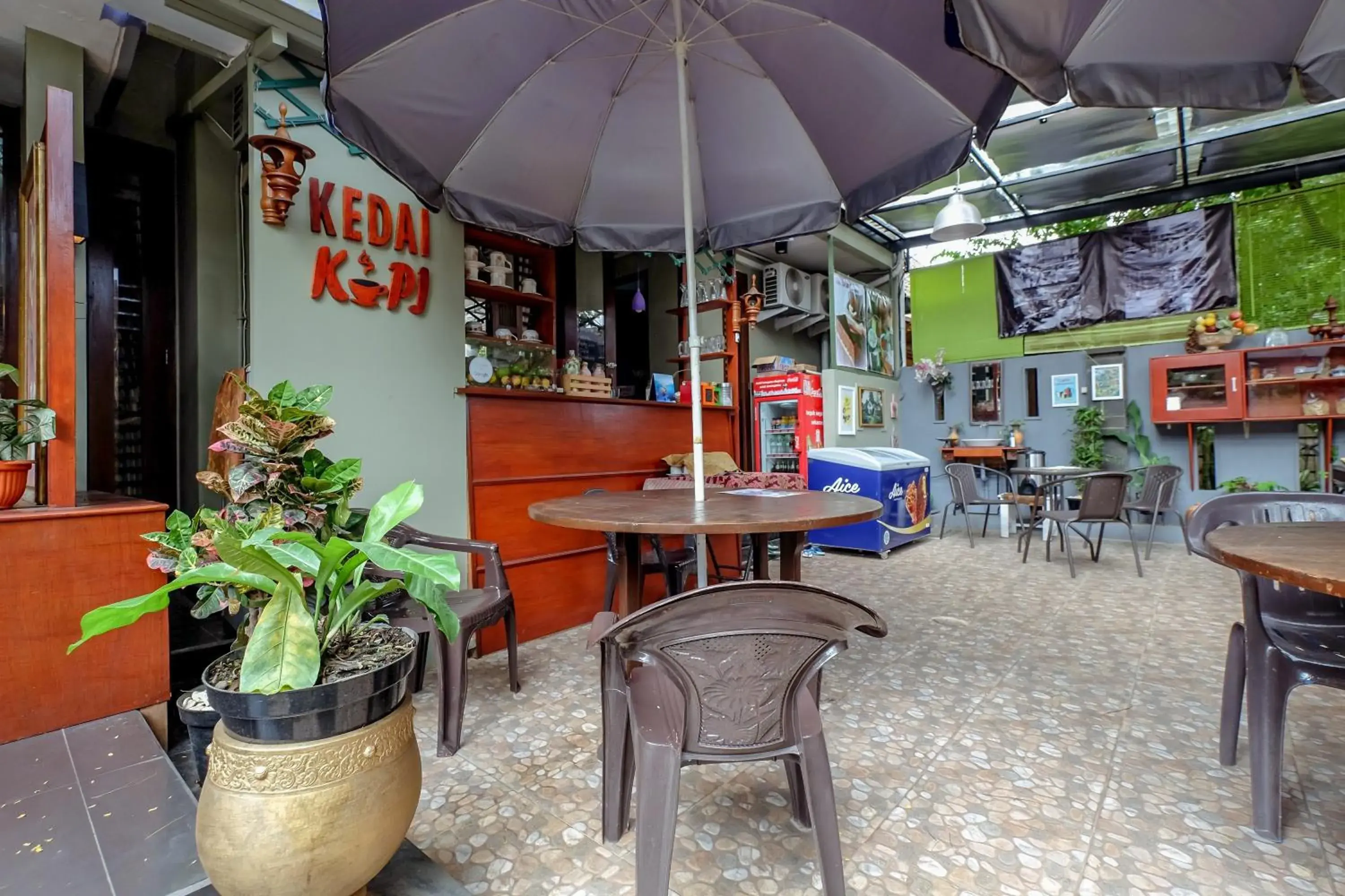 Restaurant/places to eat in Buminanienie Guesthouse Bandung Restaurant/places to eat in Buminanienie Guesthouse Bandung