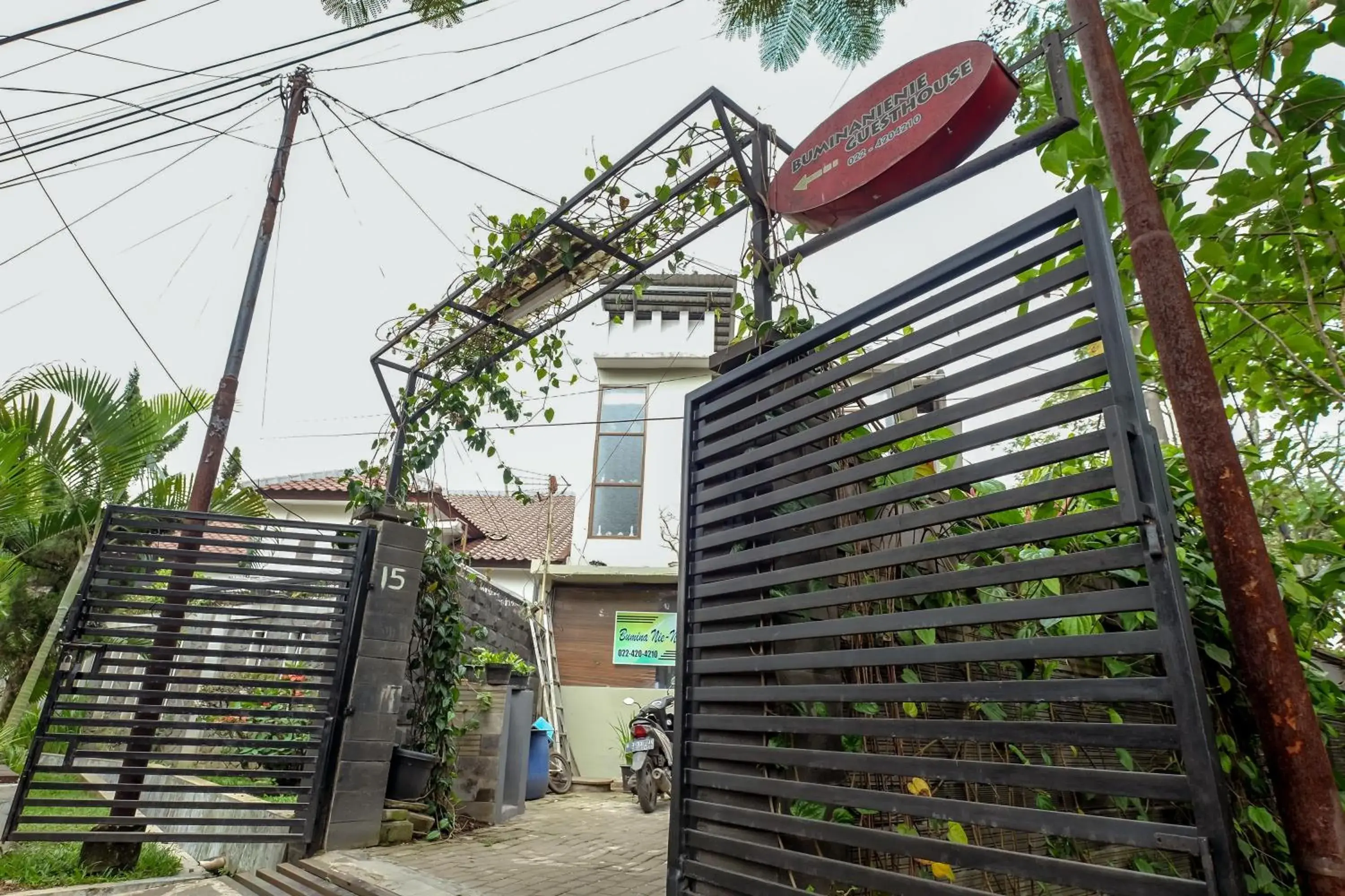 Facade/entrance in Buminanienie Guesthouse Bandung Facade/entrance in Buminanienie Guesthouse Bandung