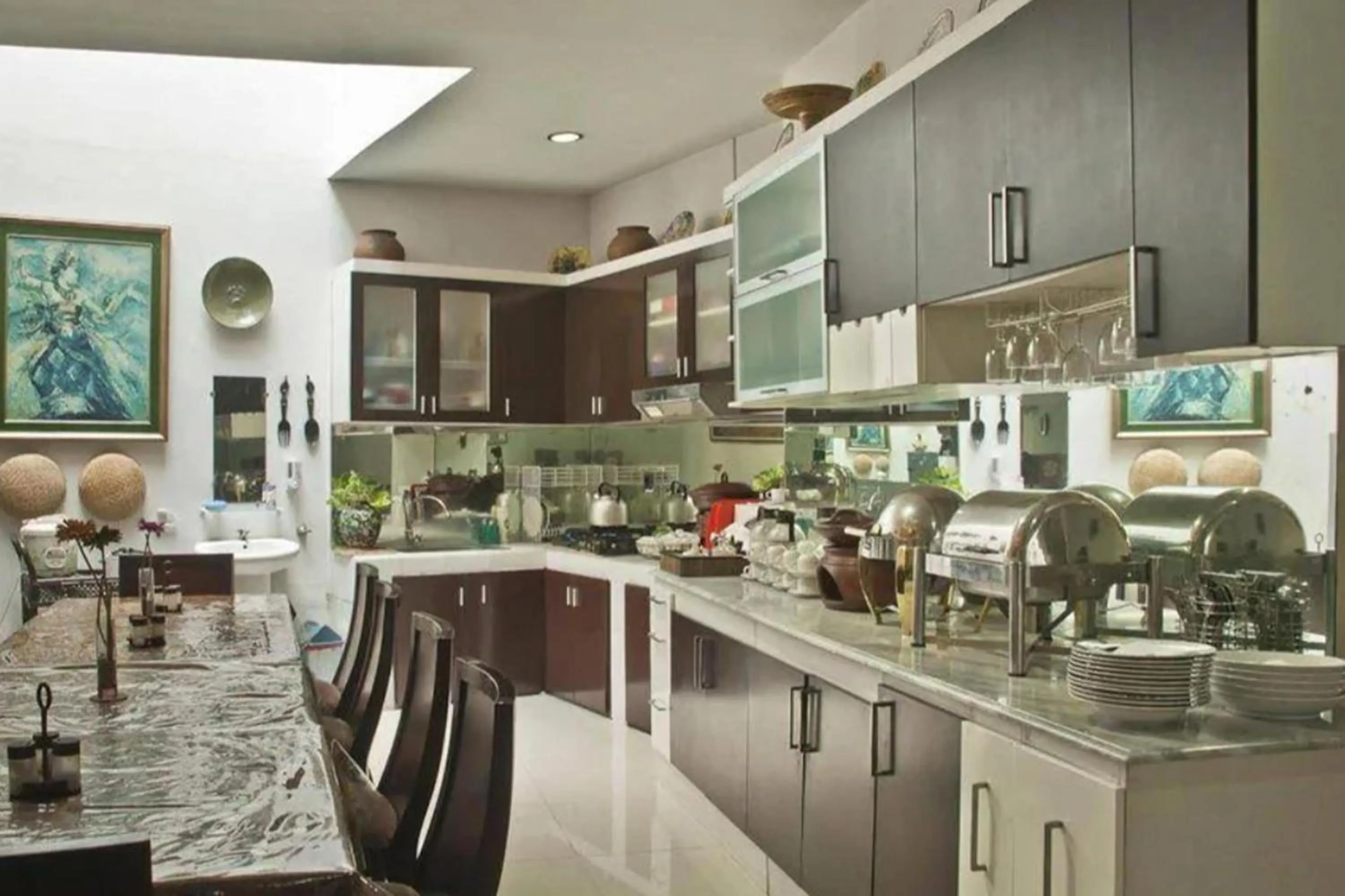 Restaurant/places to eat in Buminanienie Guesthouse Bandung