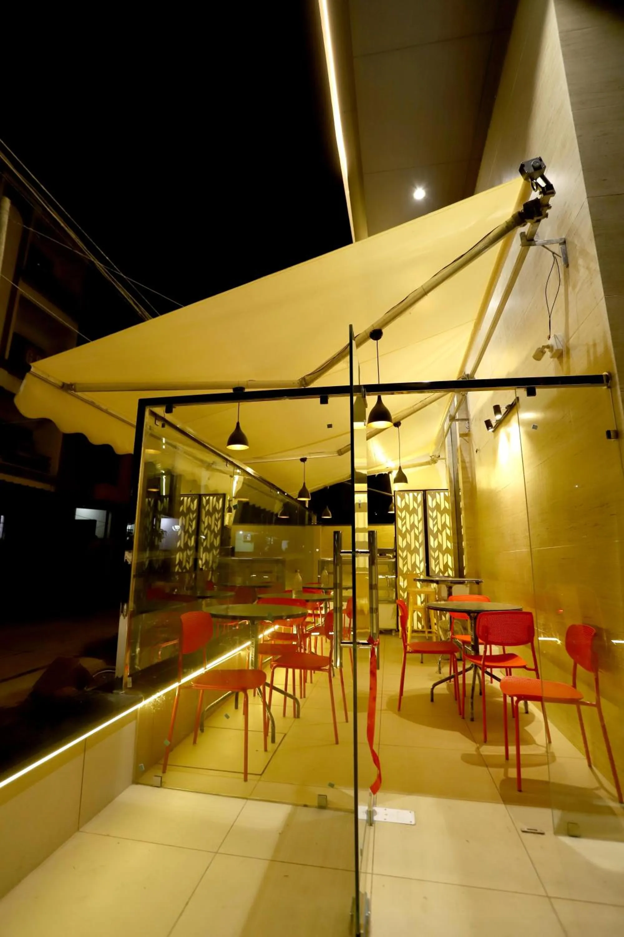 Restaurant/places to eat in Hotel Grand Girdhar