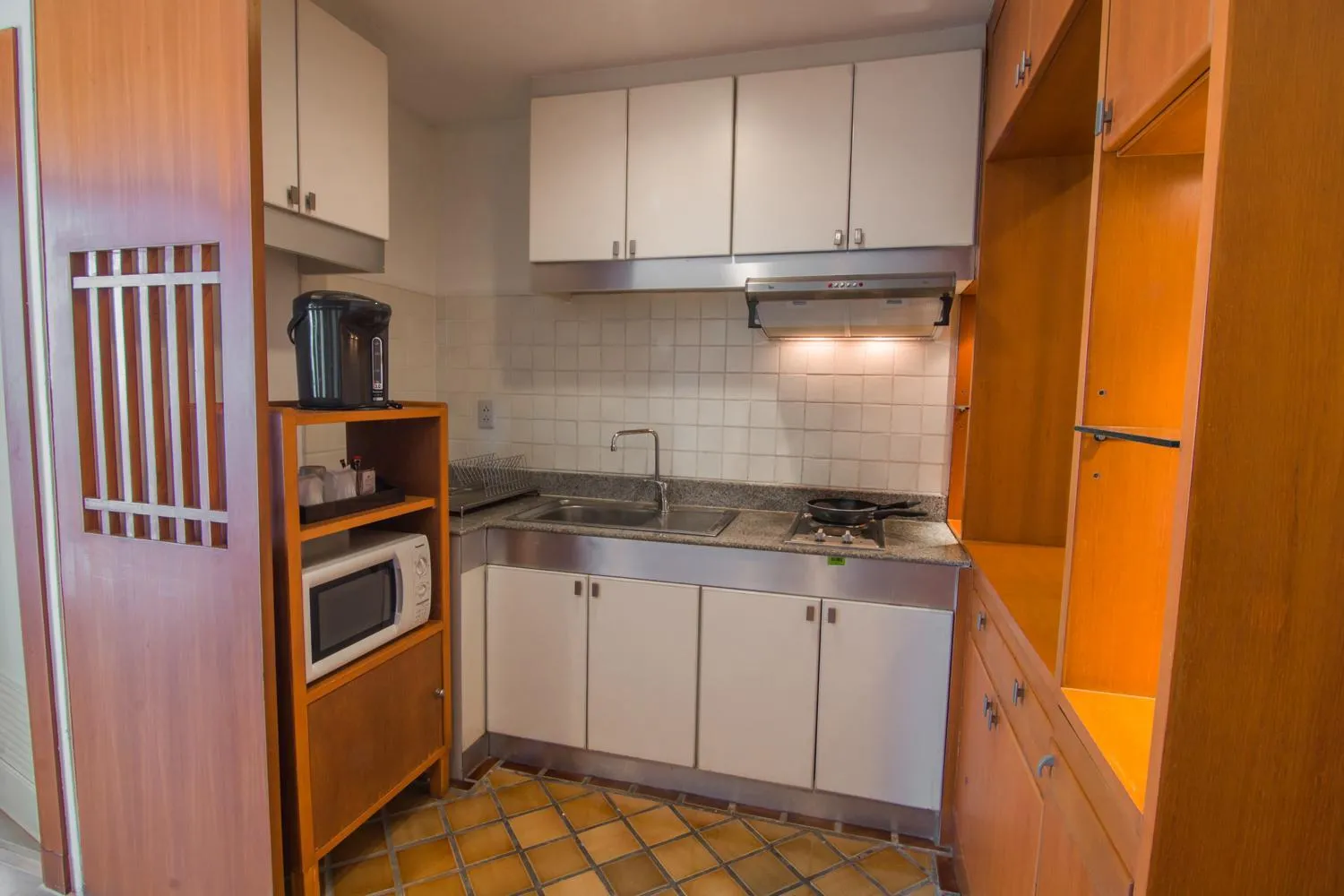 Kitchen or kitchenette in Pacific Park Hotel