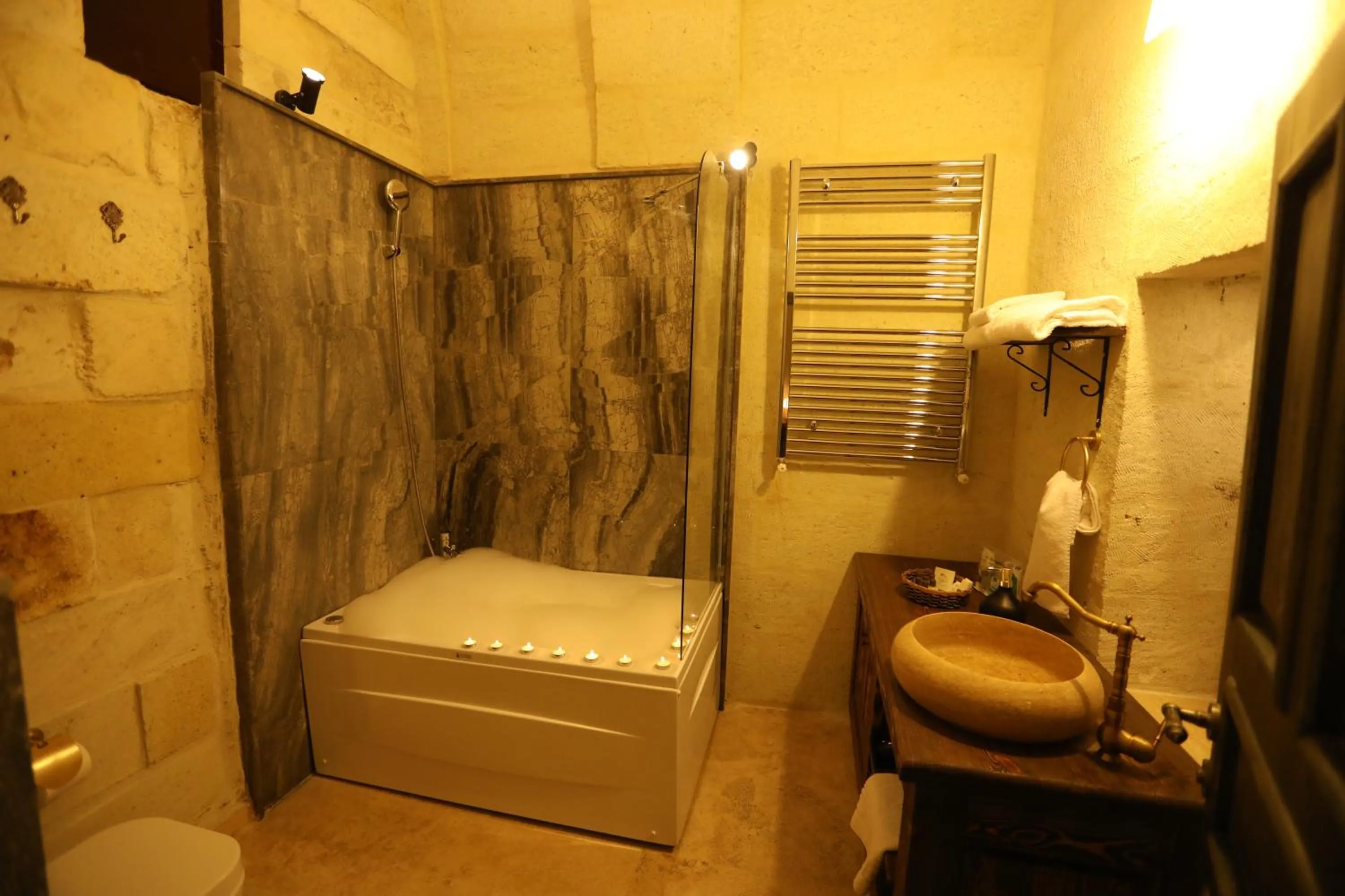 Hot Tub in Hancı Cave Hotel