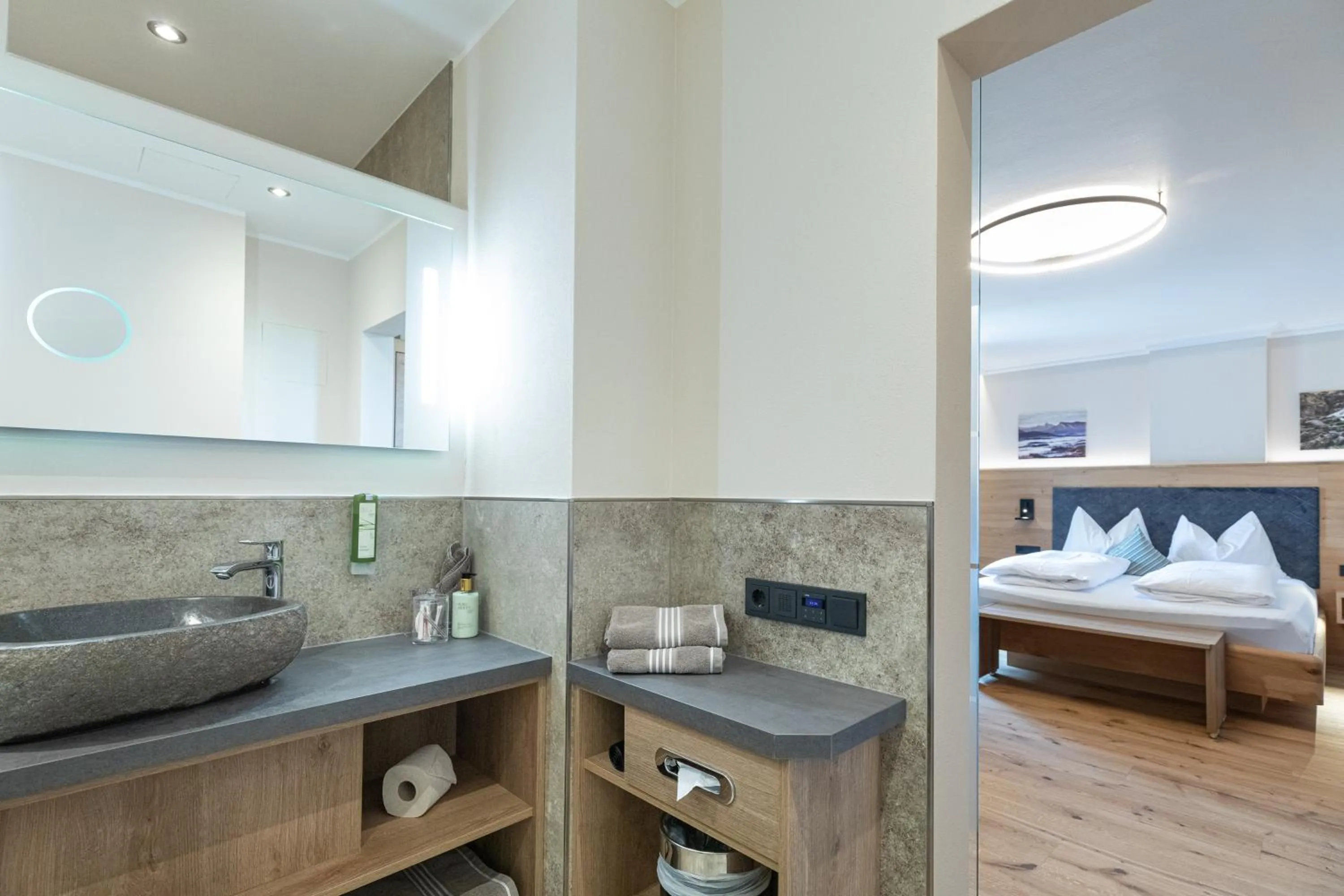 Photo of the whole room, Bed in Design Hotel Frauenschuh