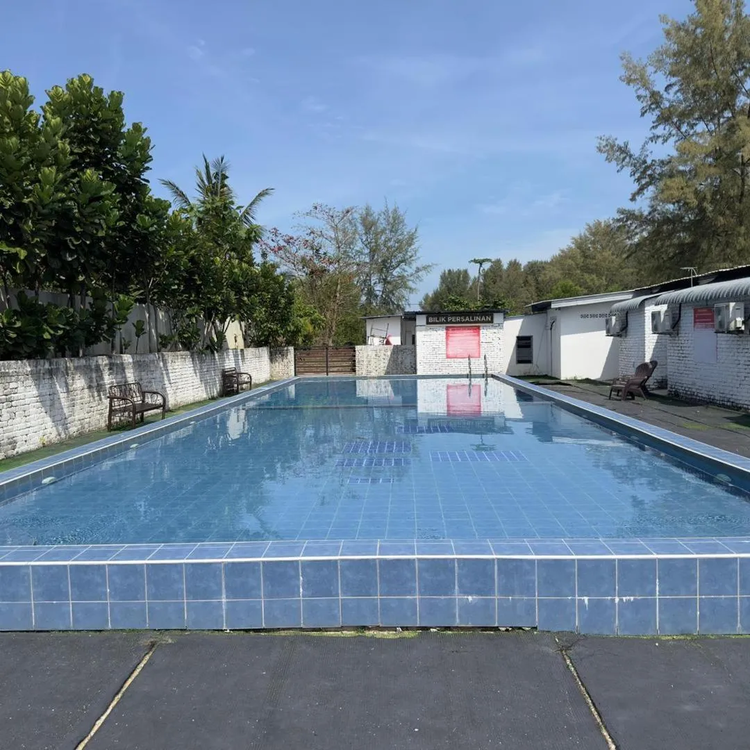 Swimming pool in D’Razna Inn