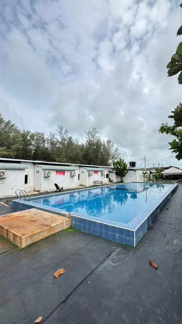Swimming pool in D’Razna Inn