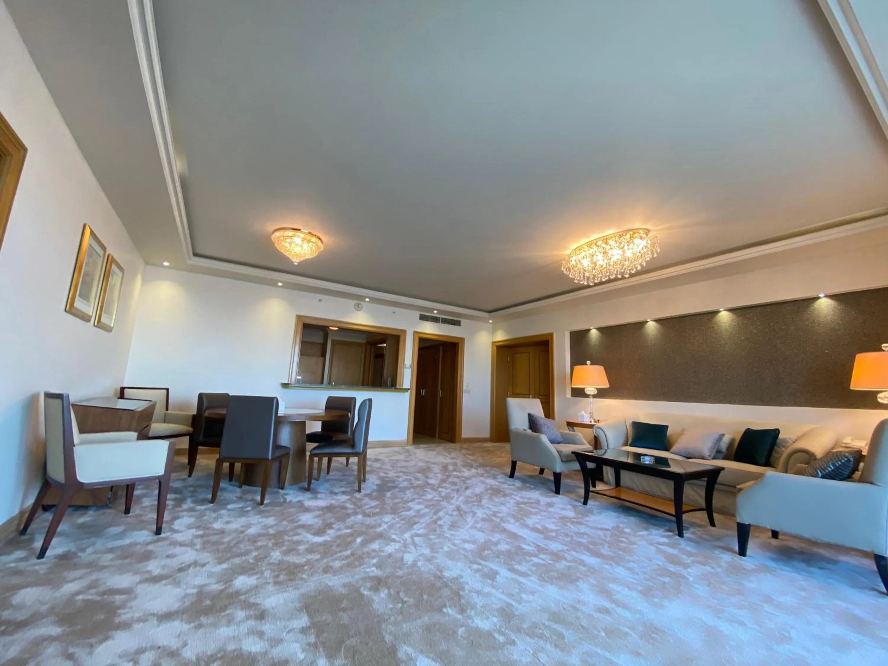 TV and multimedia in Chez Haytham At Four Seasons Nile Plaza Residential Suite