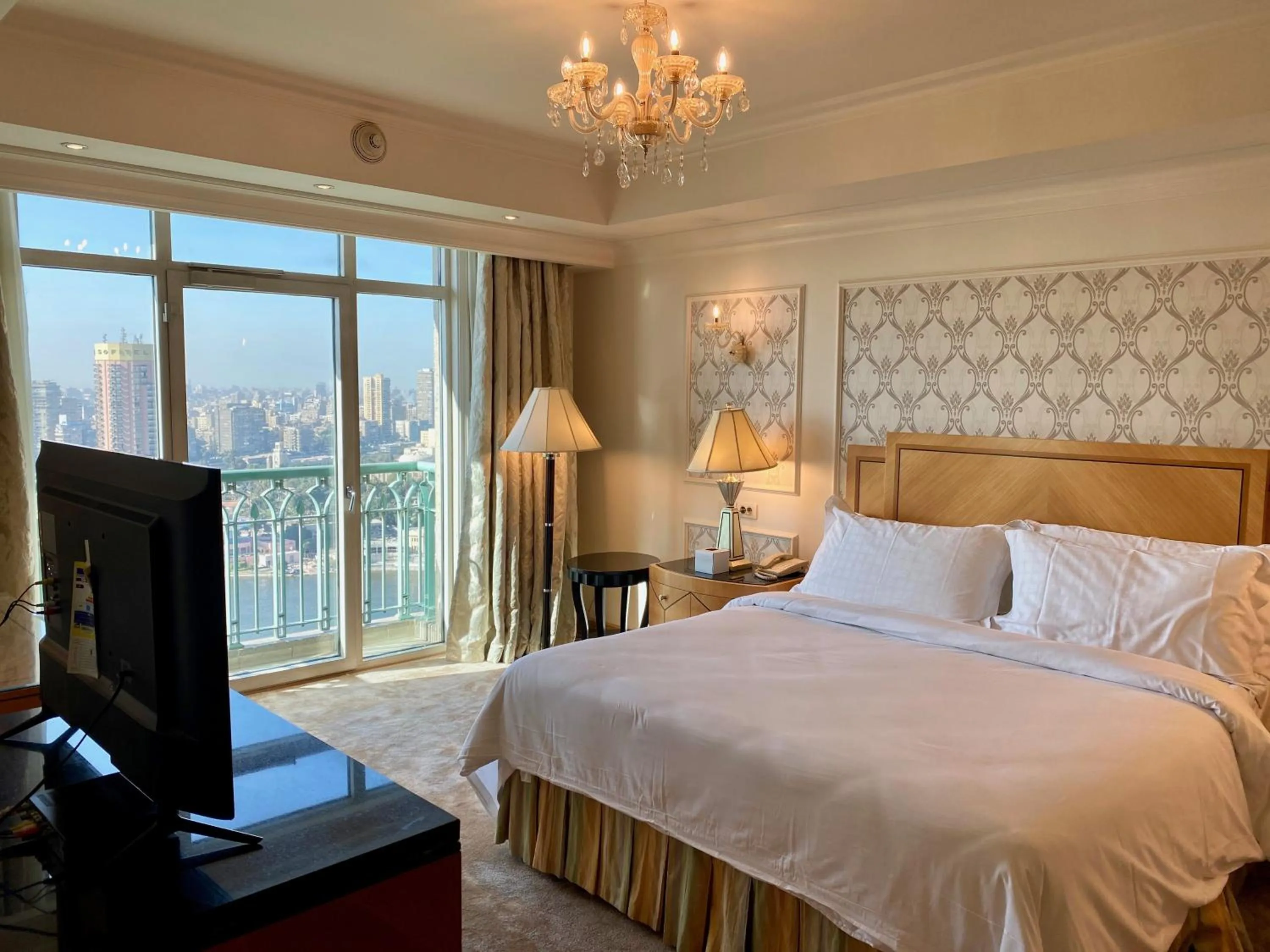 TV and multimedia, Bed in Chez Haytham At Four Seasons Nile Plaza Residential Suite