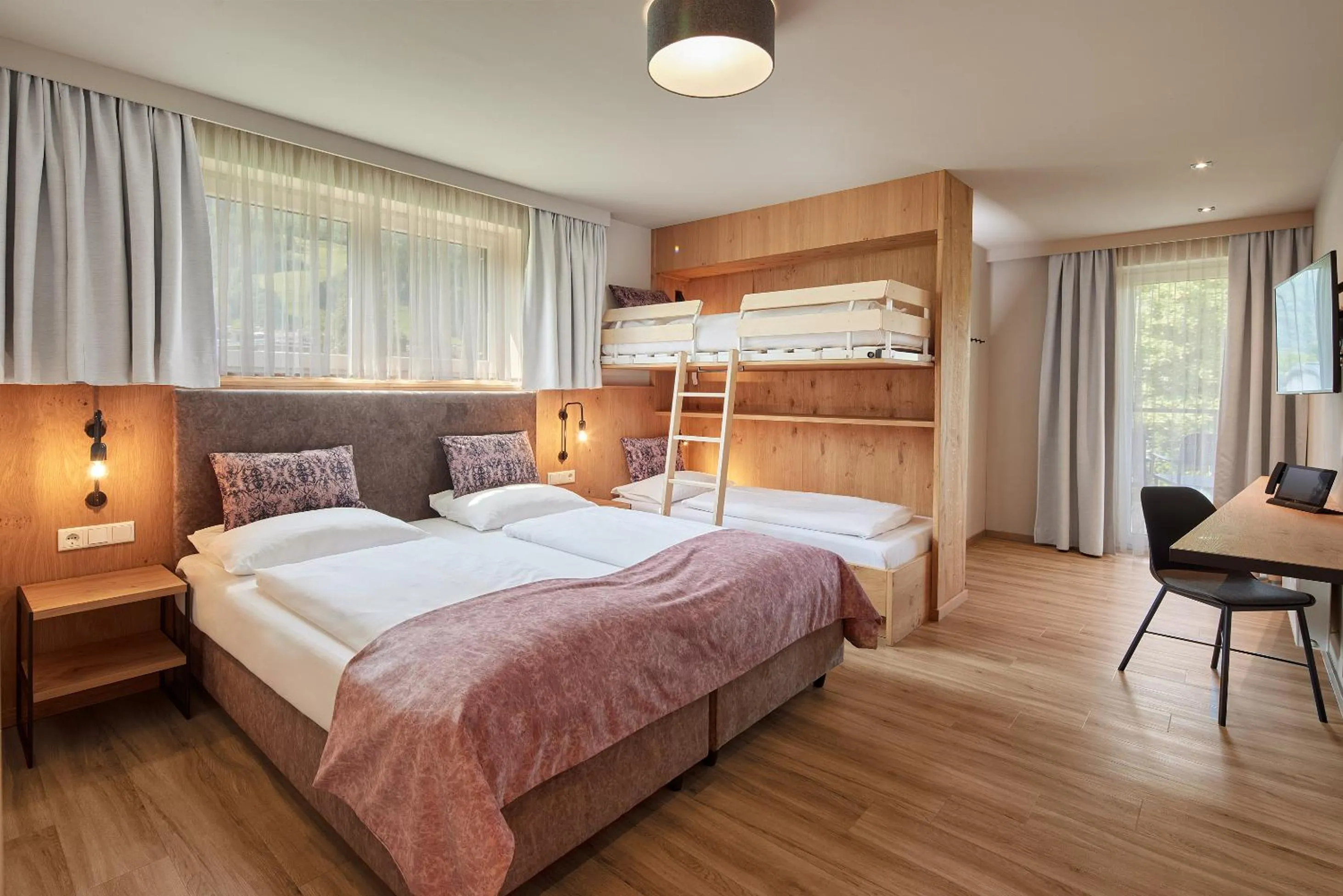 Photo of the whole room, Bed in HOTEL SONNBLICK, Kaprun, Salzburg - am Kitzsteinhorn Gletscher
