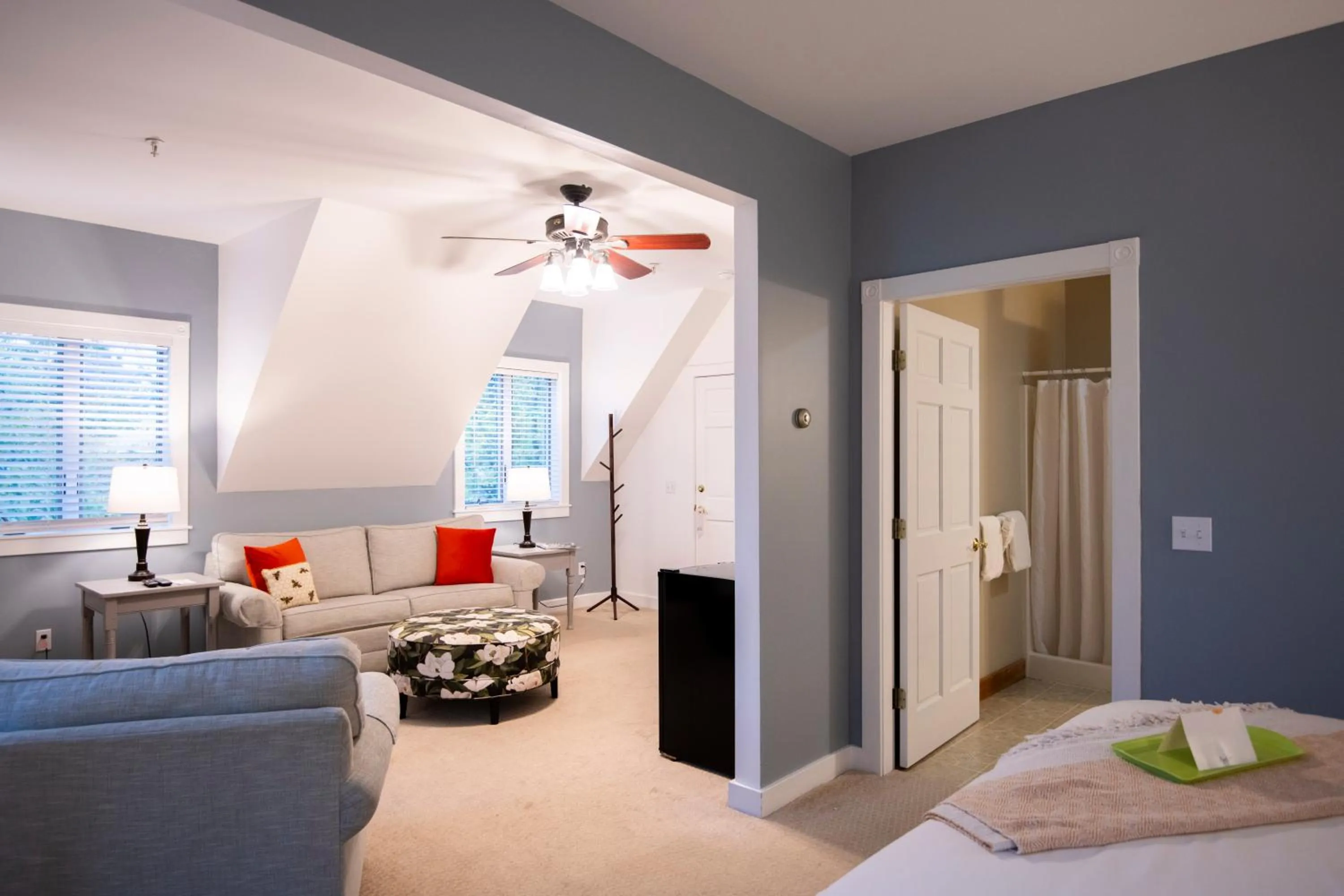 Living room, Bed in Sand Bar Cottage Inn