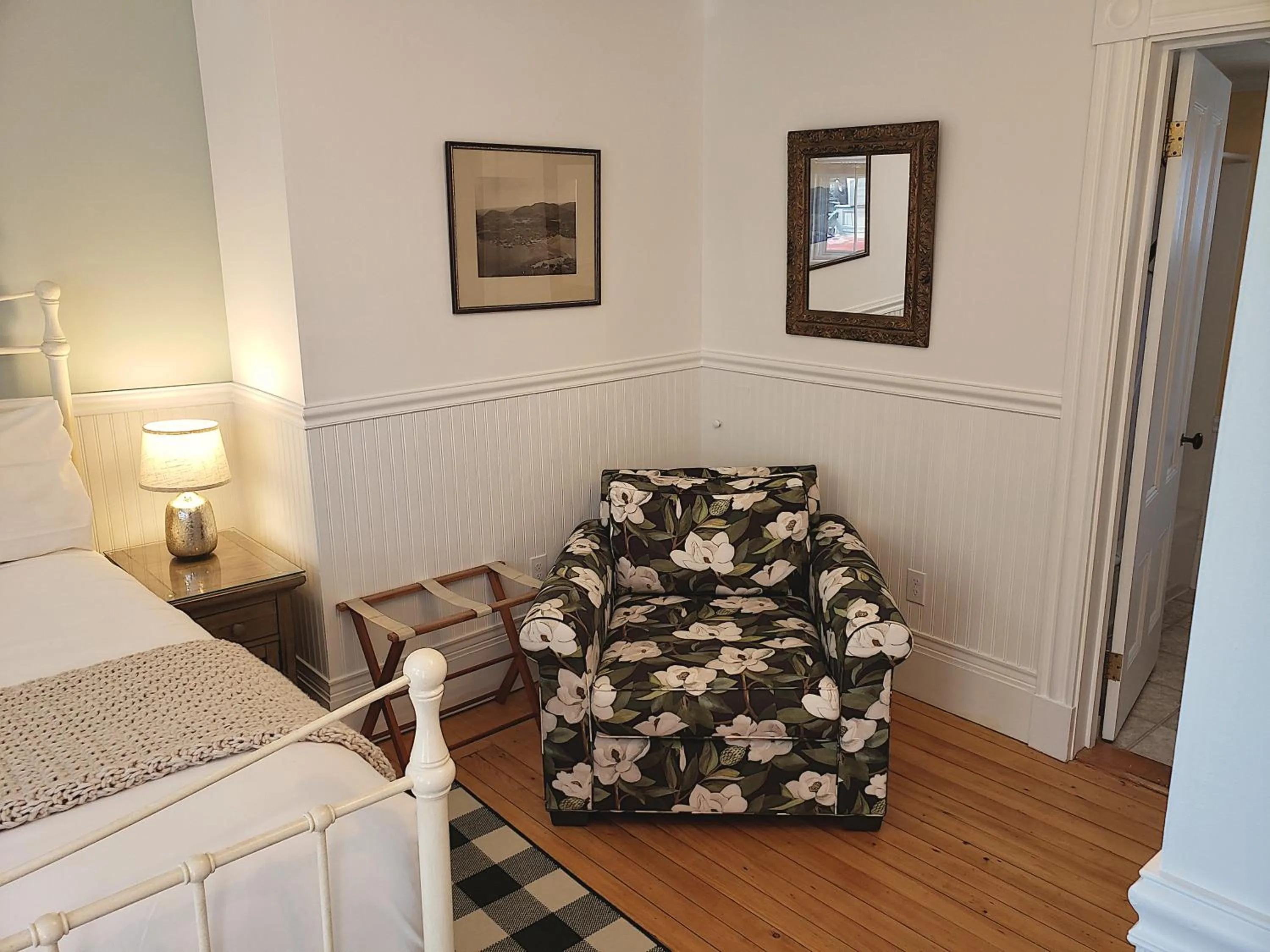 Seating area, Bed in Sand Bar Cottage Inn