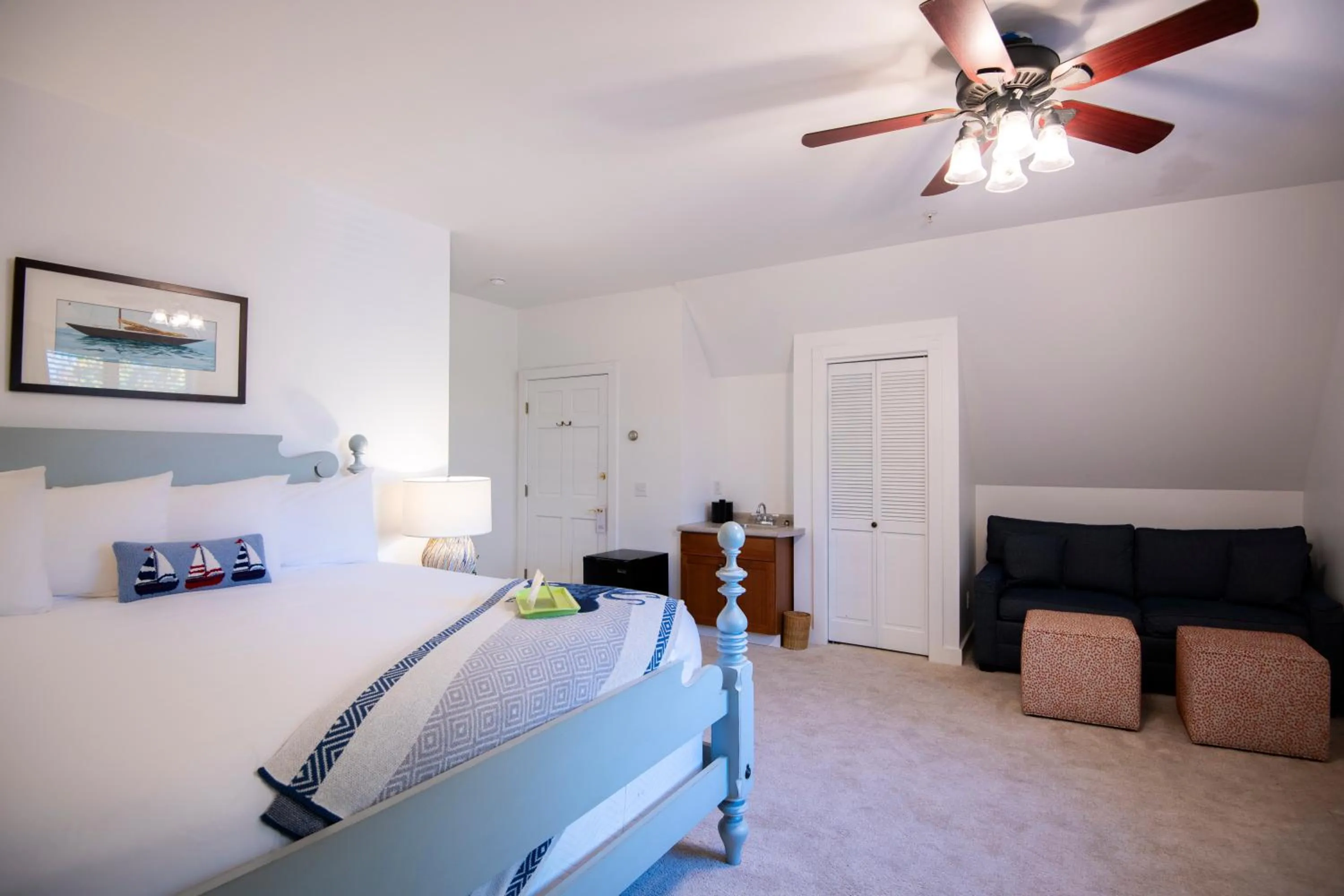 Bed in Sand Bar Cottage Inn