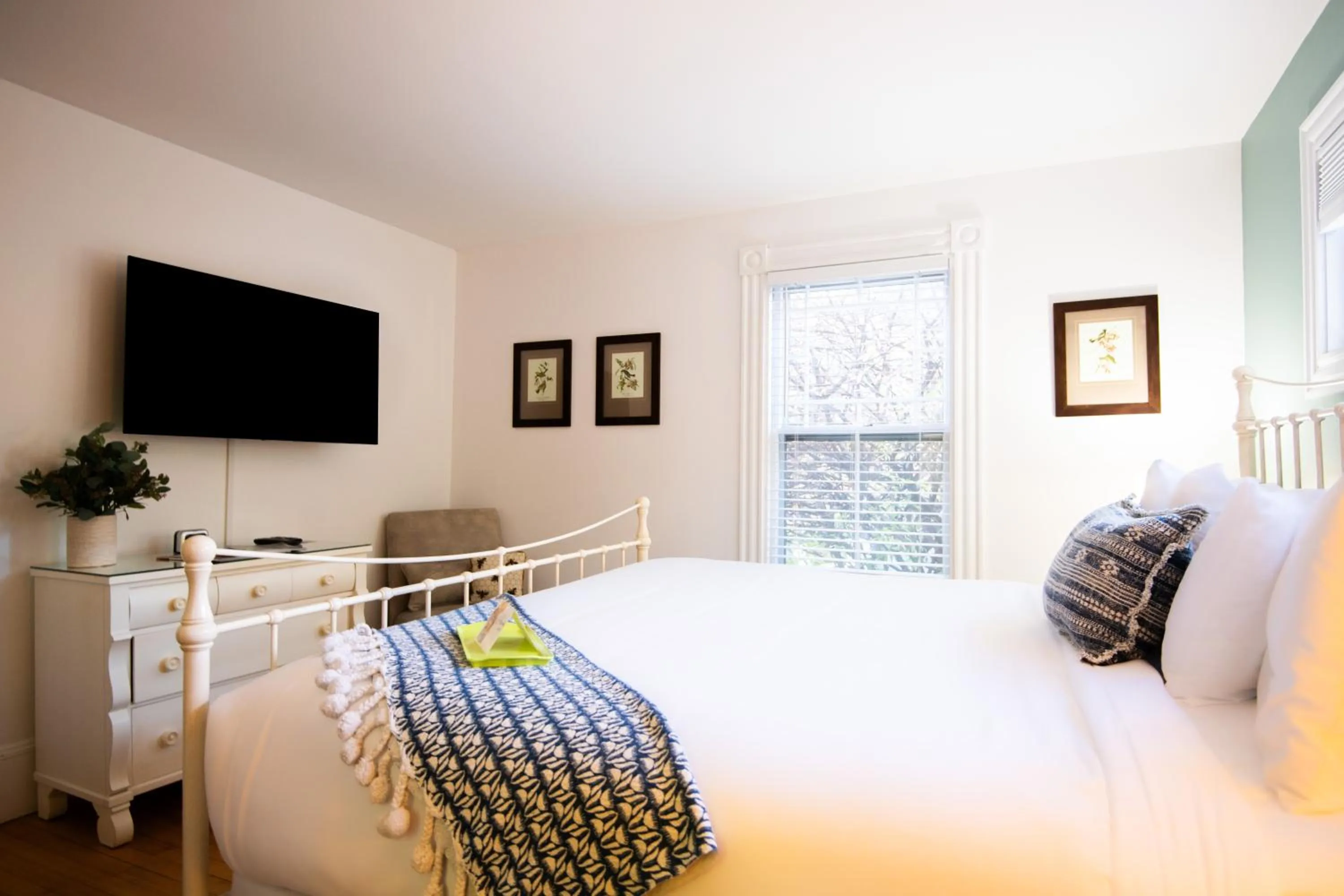 Bed in Sand Bar Cottage Inn