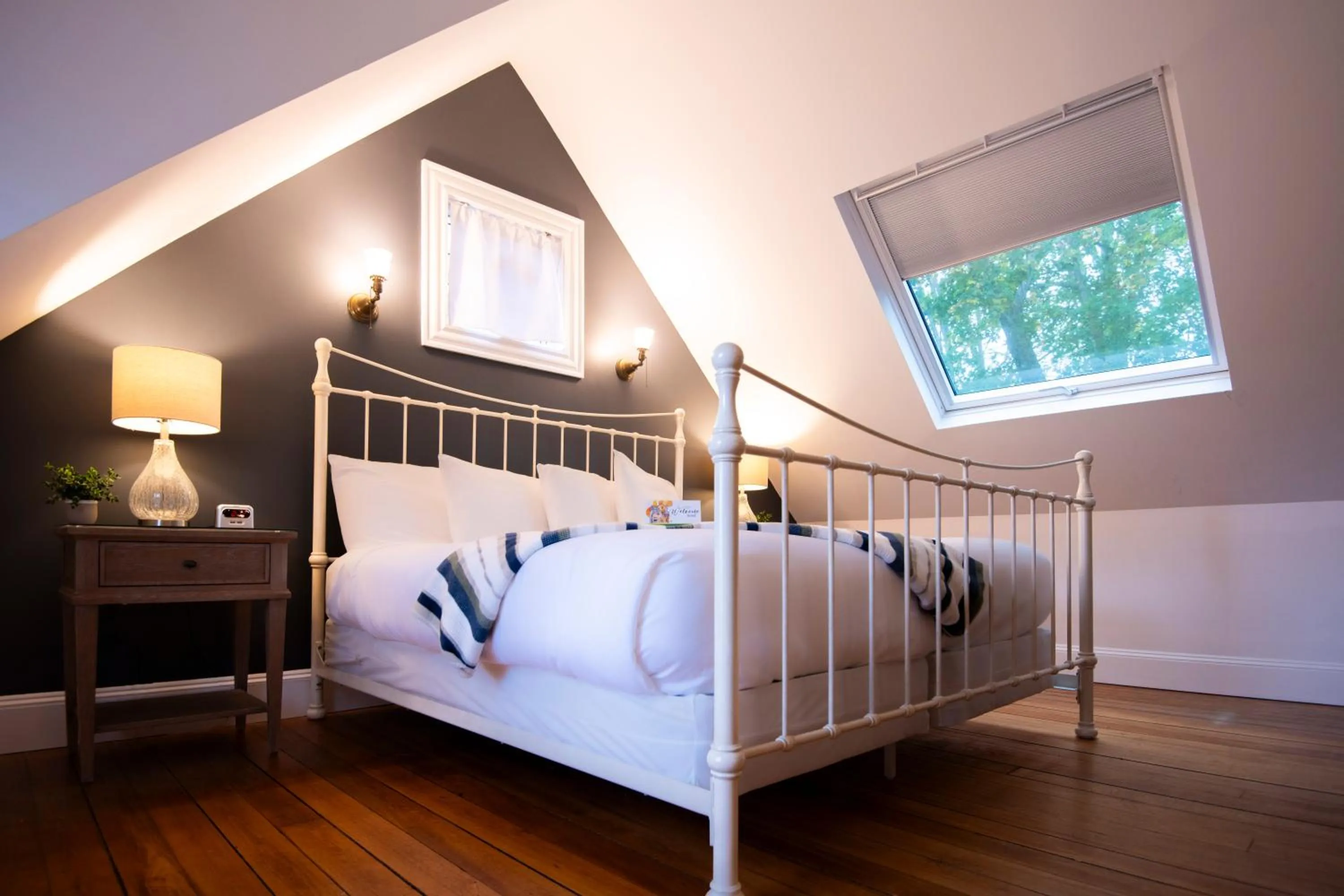 Bed in Sand Bar Cottage Inn