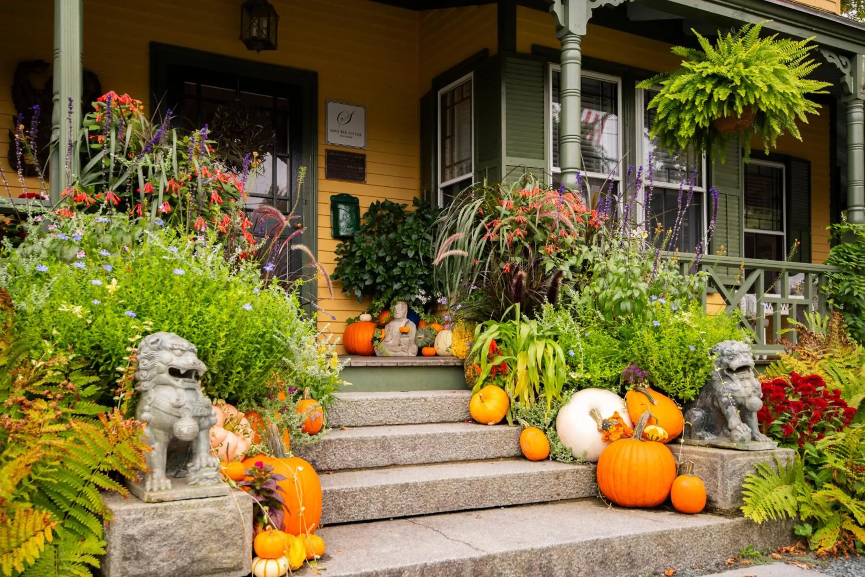 Facade/entrance in Sand Bar Cottage Inn Facade/entrance in Sand Bar Cottage Inn
