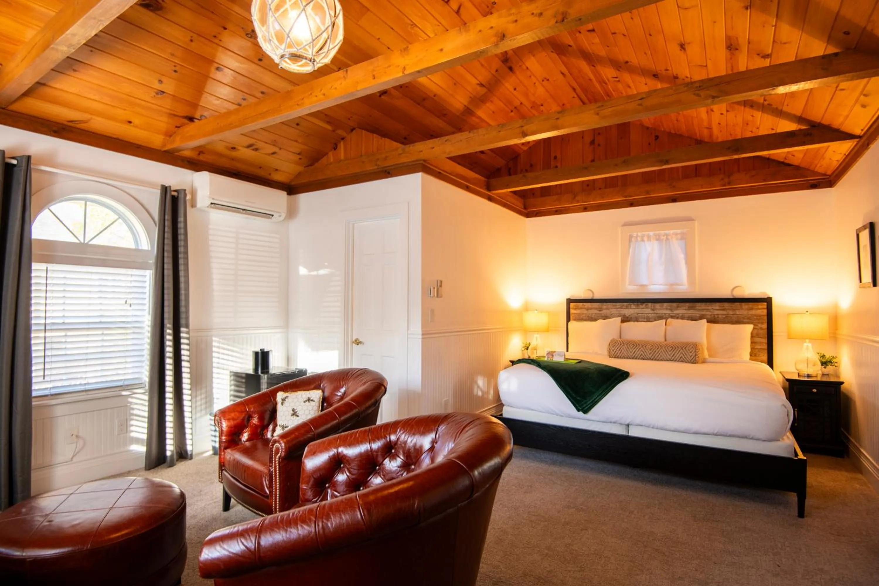 Bed in Sand Bar Cottage Inn