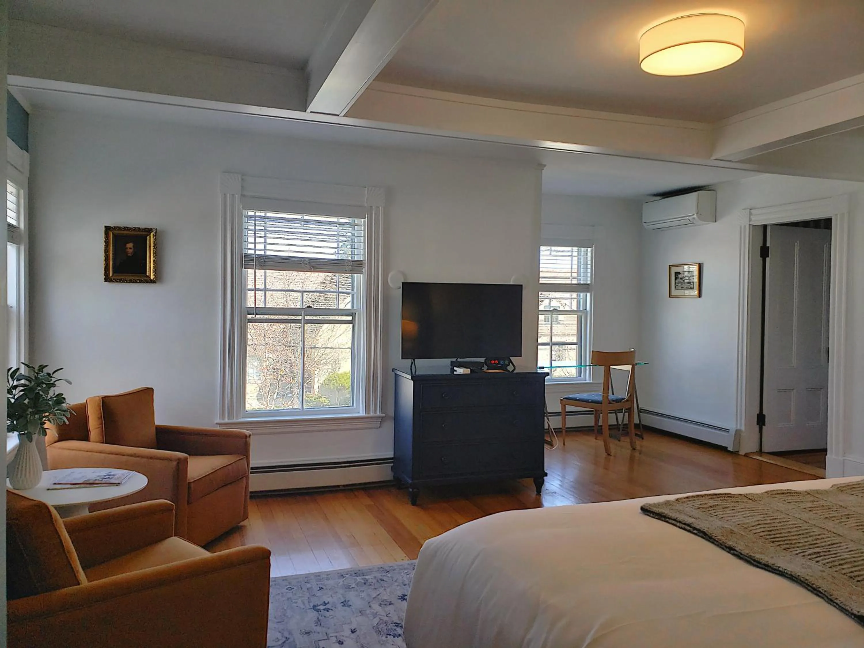 Photo of the whole room, Bed in Sand Bar Cottage Inn