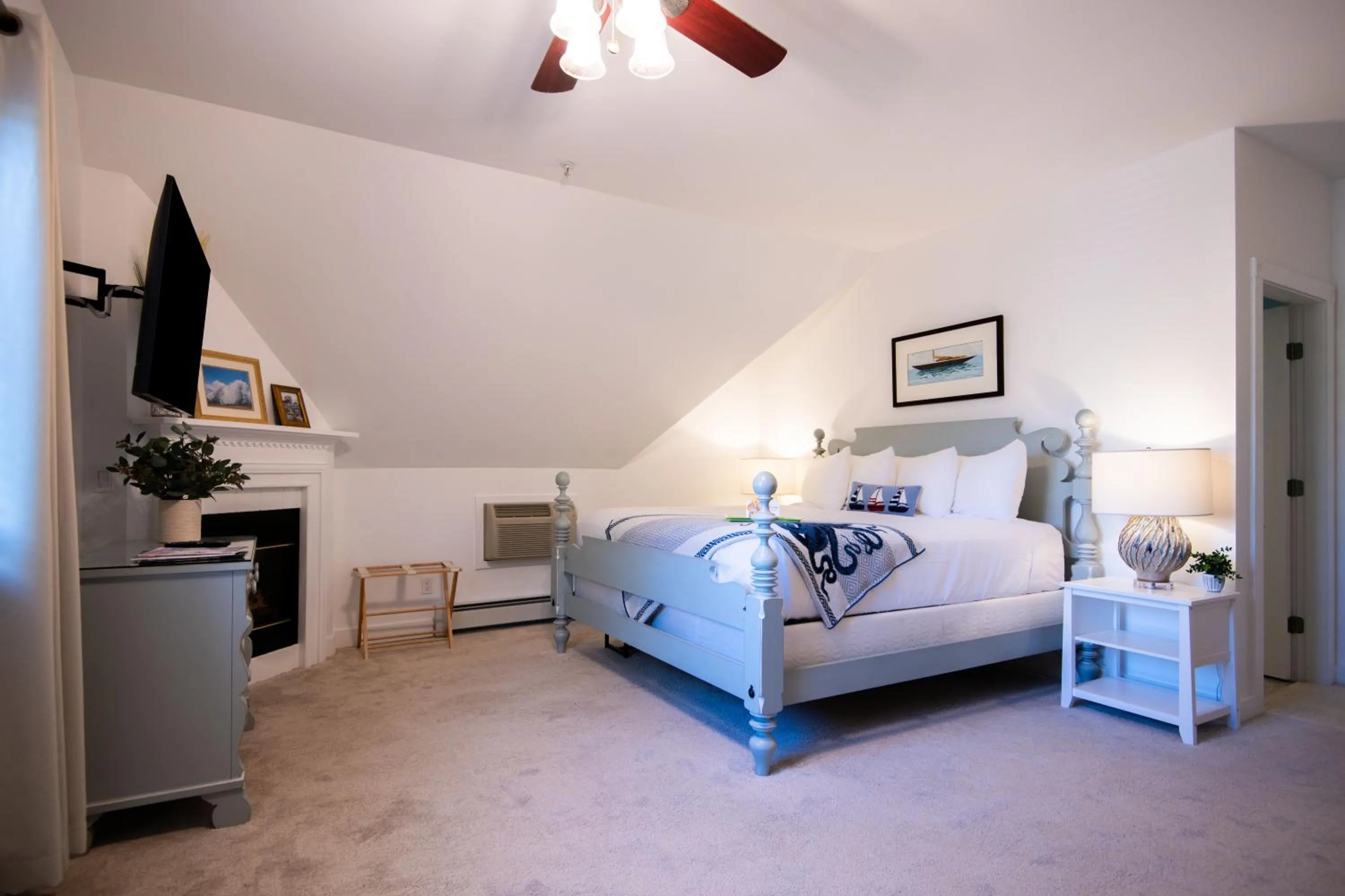 Bed in Sand Bar Cottage Inn