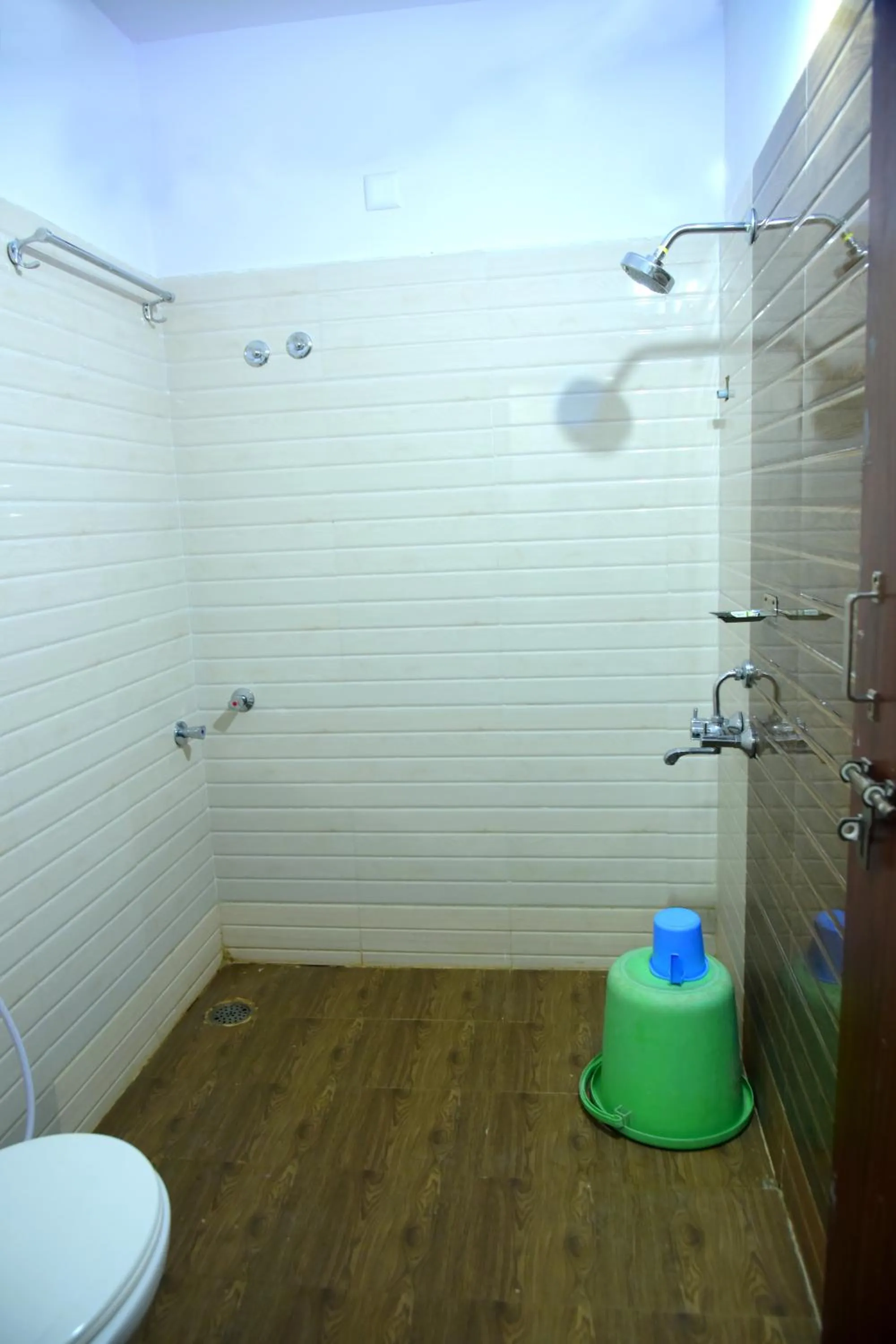 Bathroom in Hotel Housefinch Residency