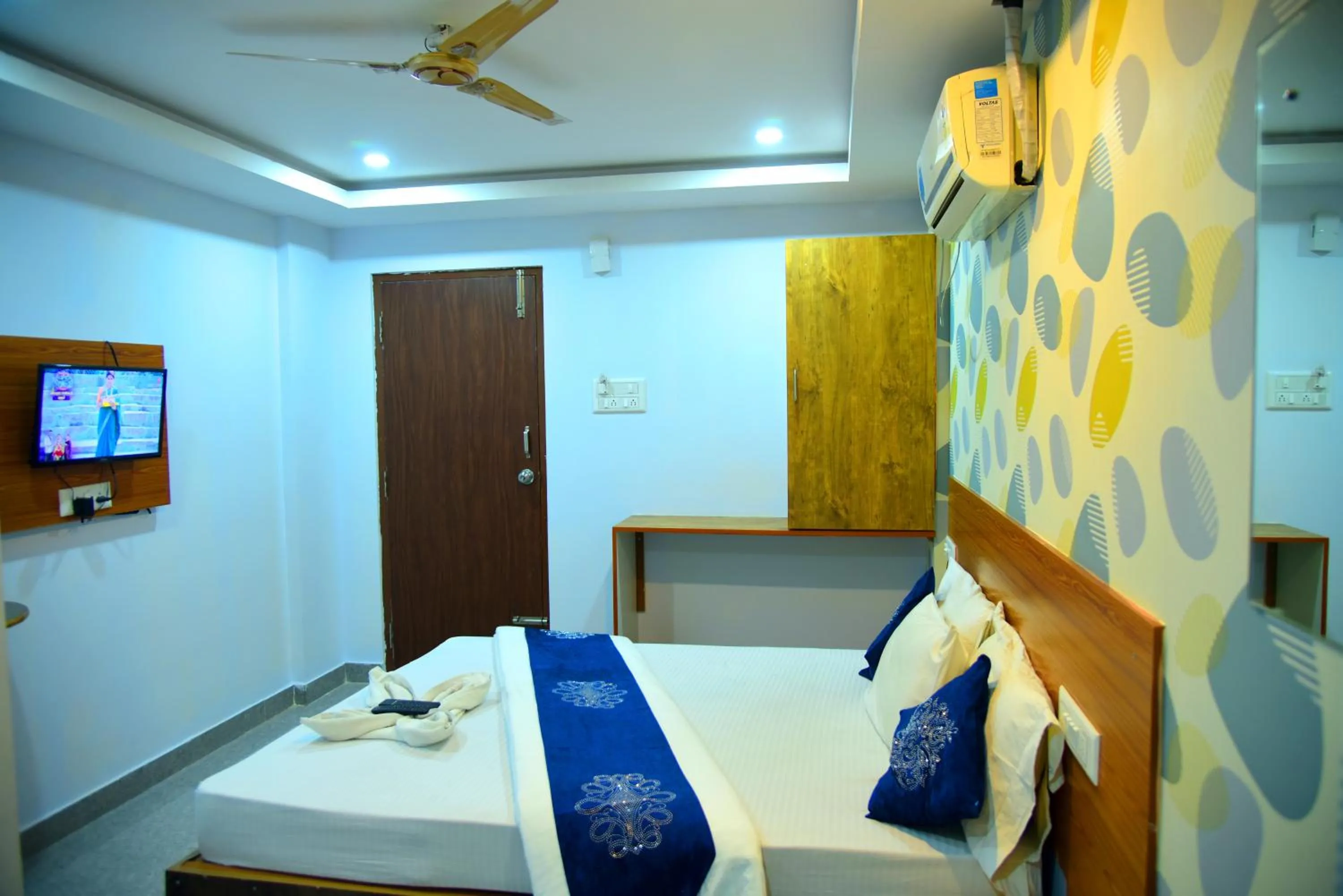 Bed in Hotel Housefinch Residency