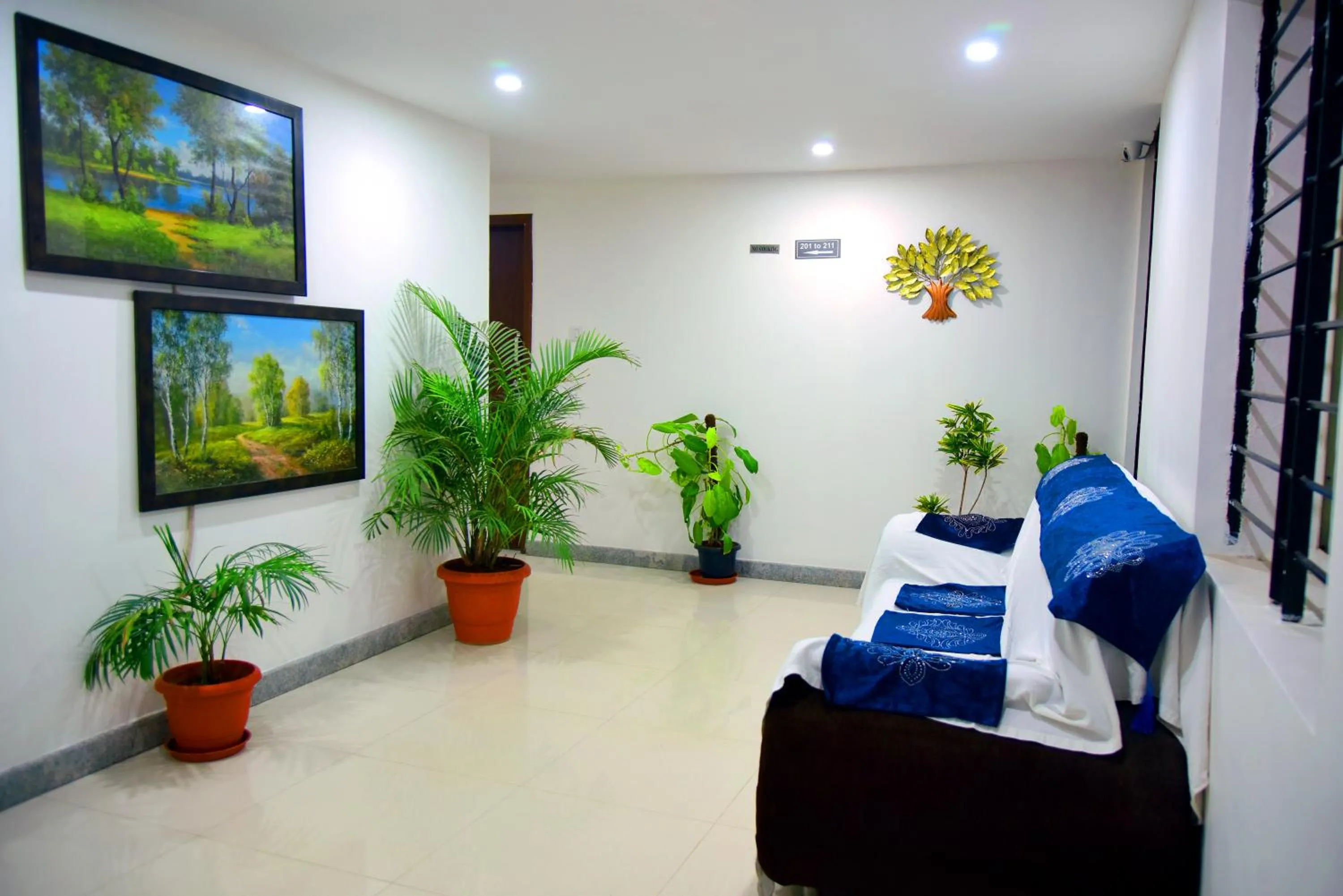 Floor plan, Bed in Hotel Housefinch Residency