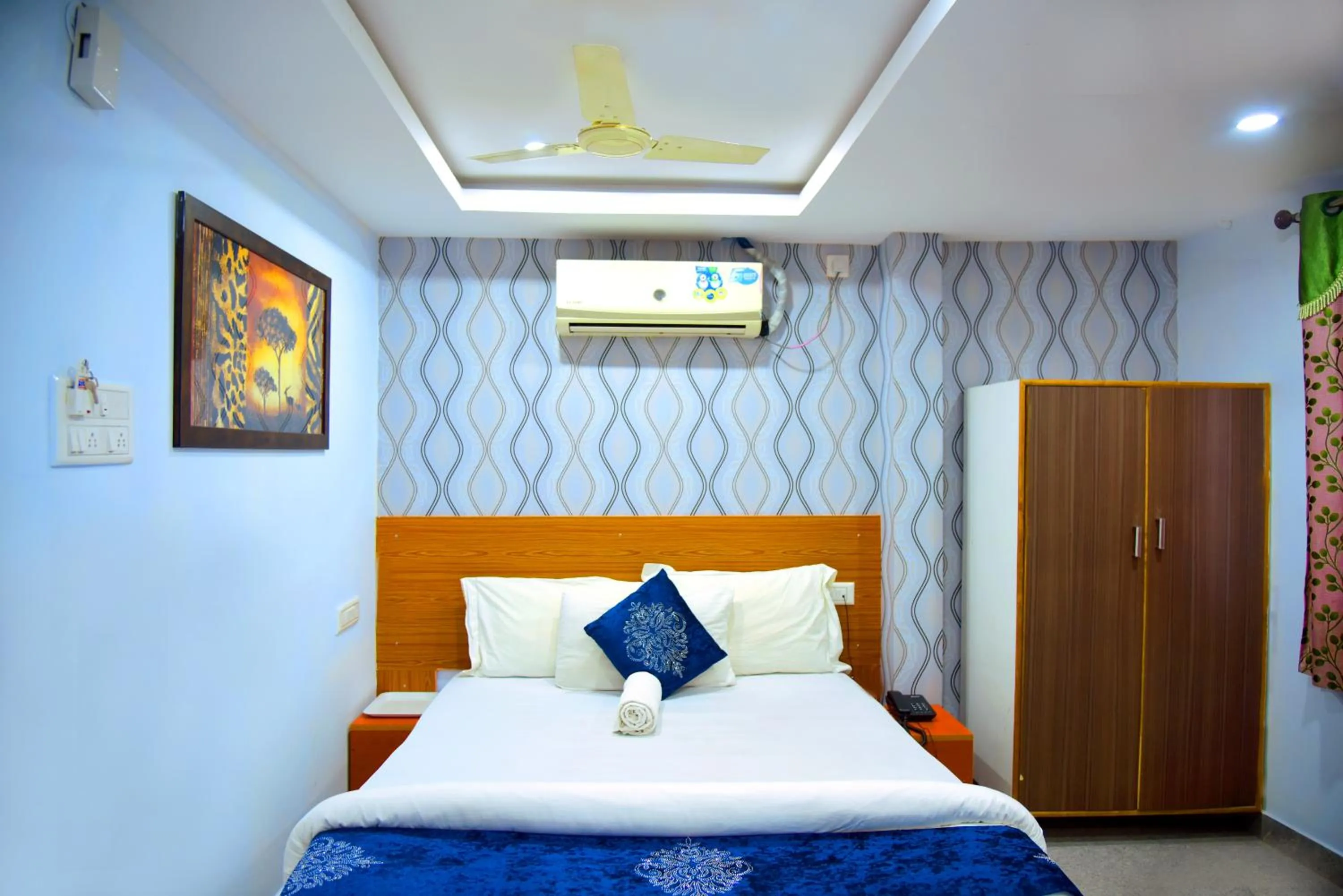 Bed in Hotel Housefinch Residency