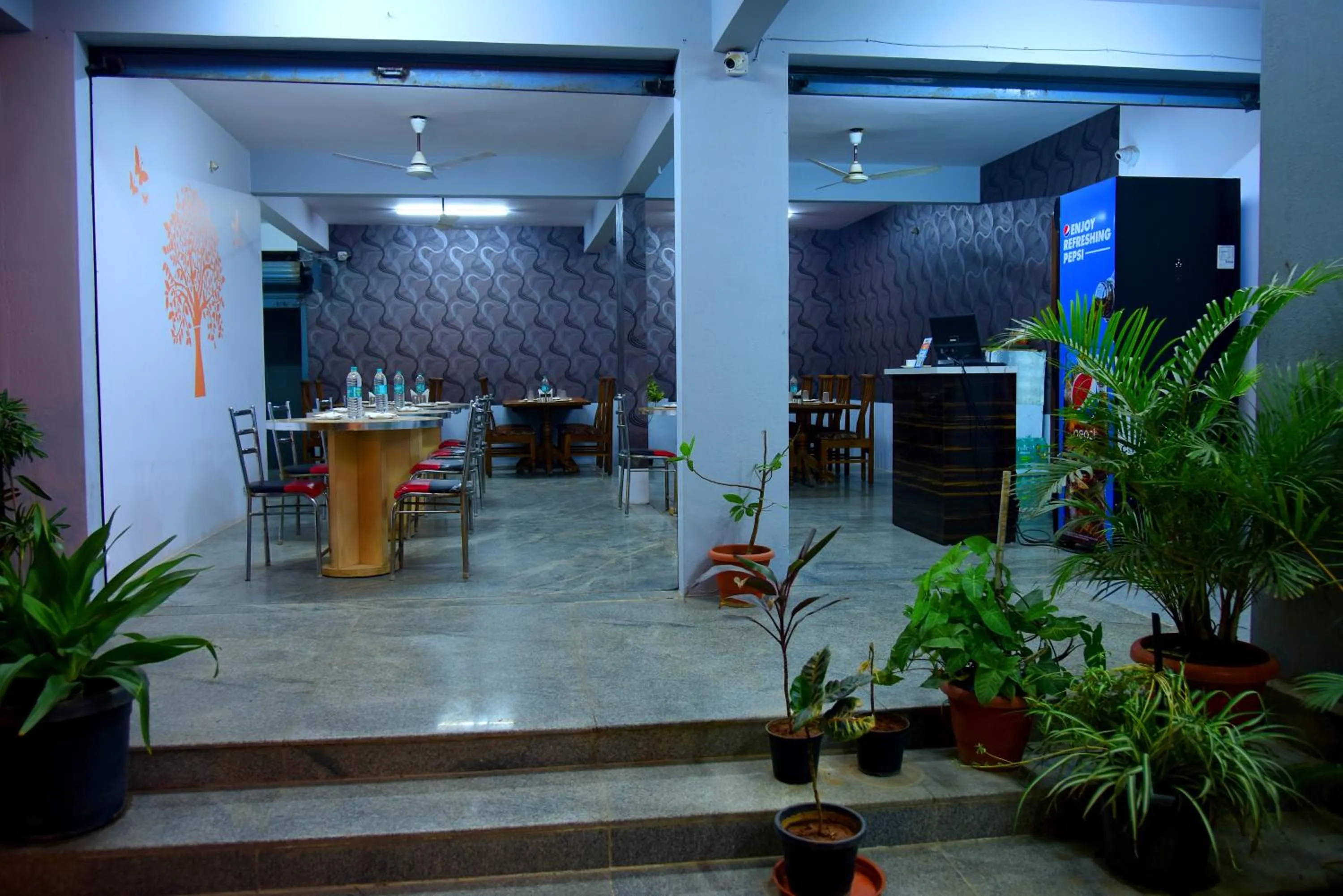 Restaurant/places to eat in Hotel Housefinch Residency