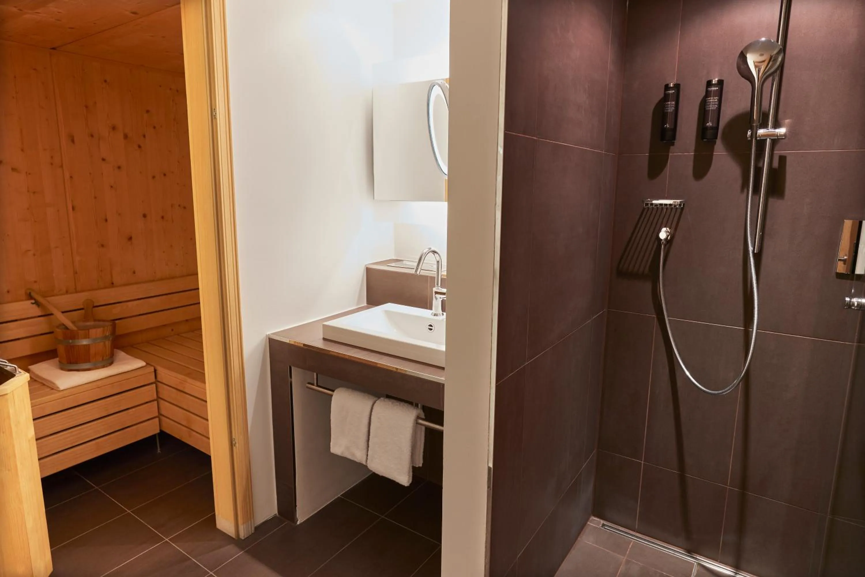 Shower in Steigenberger Hotel & Spa Krems