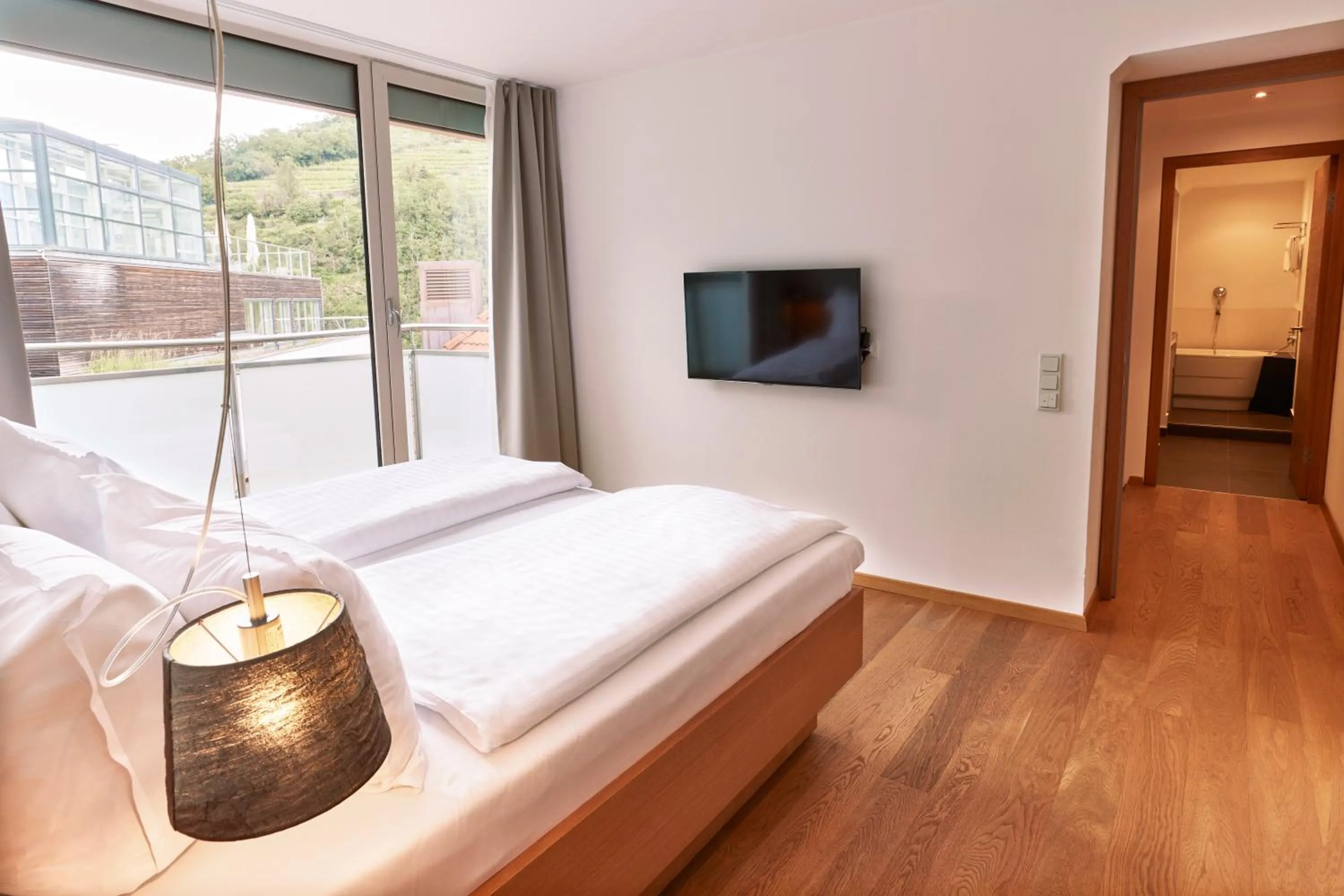 Bathroom, Bed in Steigenberger Hotel & Spa Krems