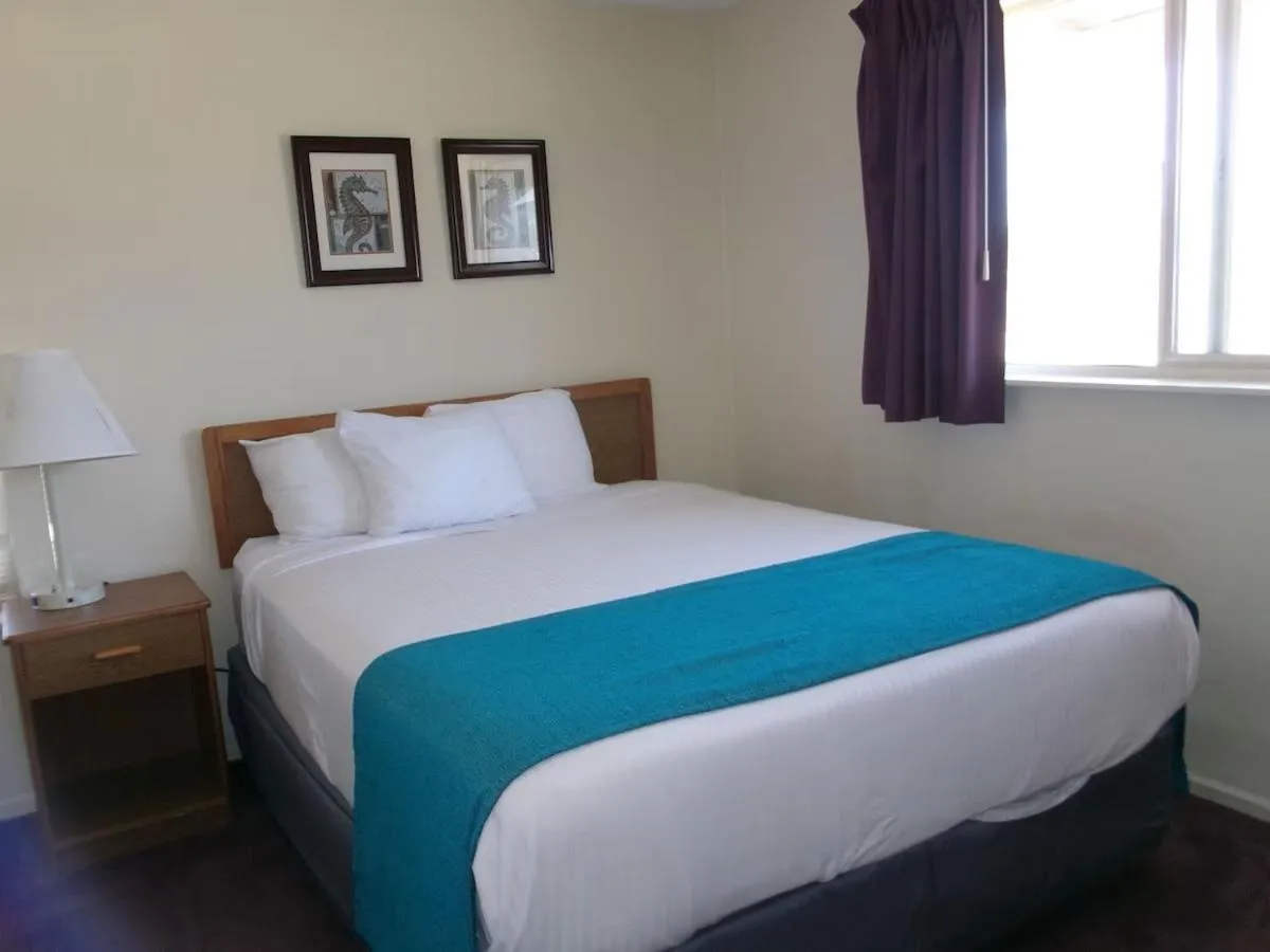 One Bedroom Oceanfront Suite with Kitchenette in Seahorse Oceanfront Lodge