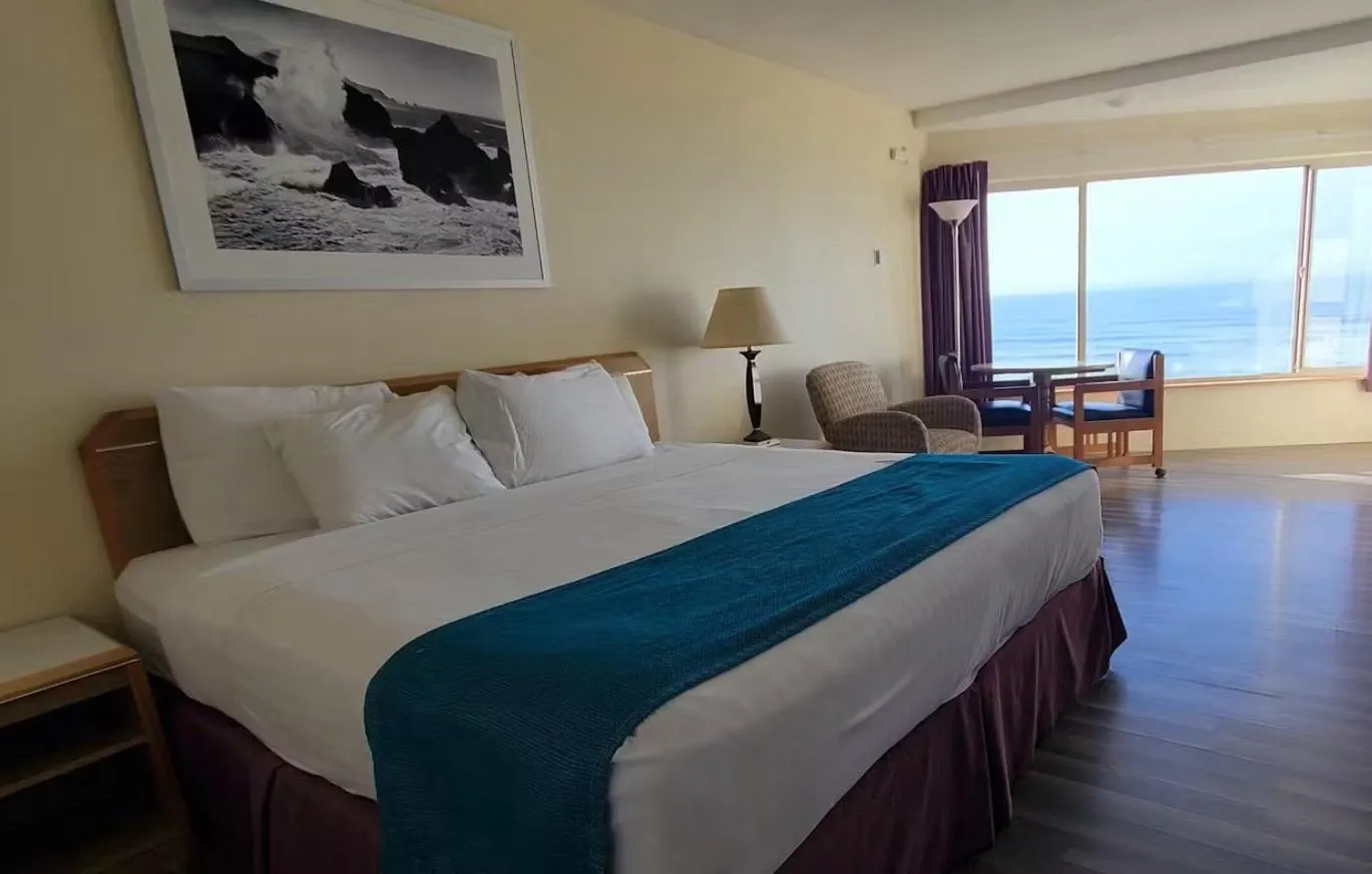 Bedroom, Bed in Seahorse Oceanfront Lodge