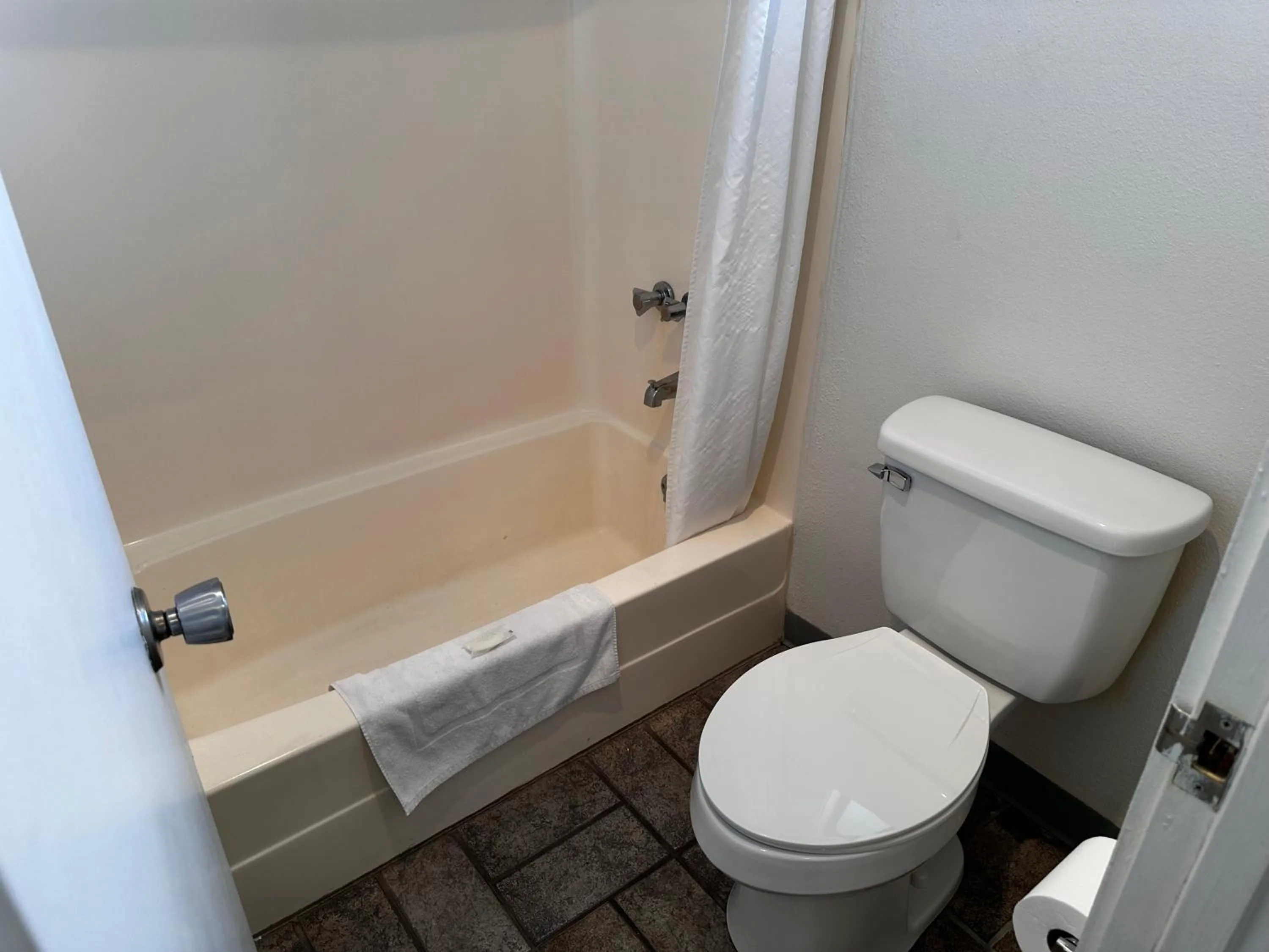 Shower in Seahorse Oceanfront Lodge