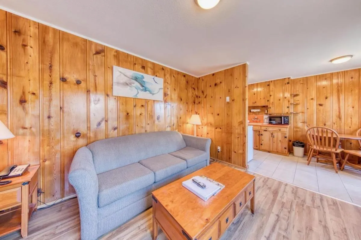 Kitchen or kitchenette in Seahorse Oceanfront Lodge