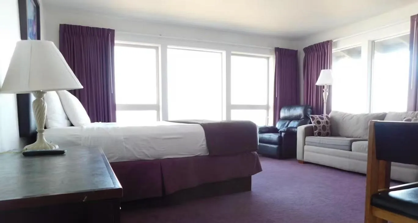  One Bedroom Oceanfront Suite with Balcony - Corner View in Seahorse Oceanfront Lodge