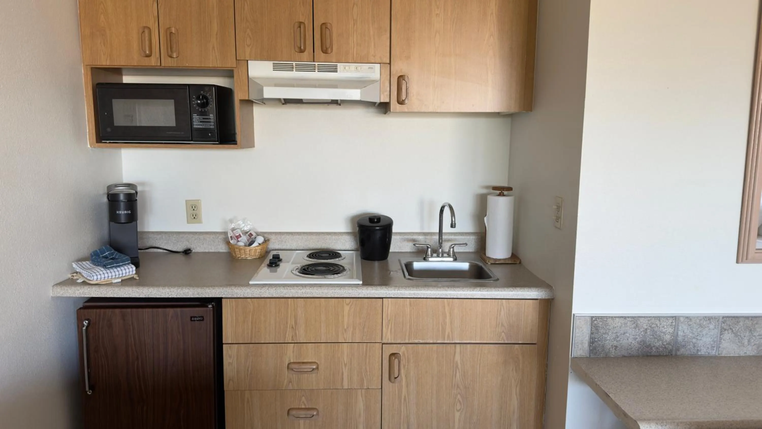Kitchen or kitchenette in Seahorse Oceanfront Lodge
