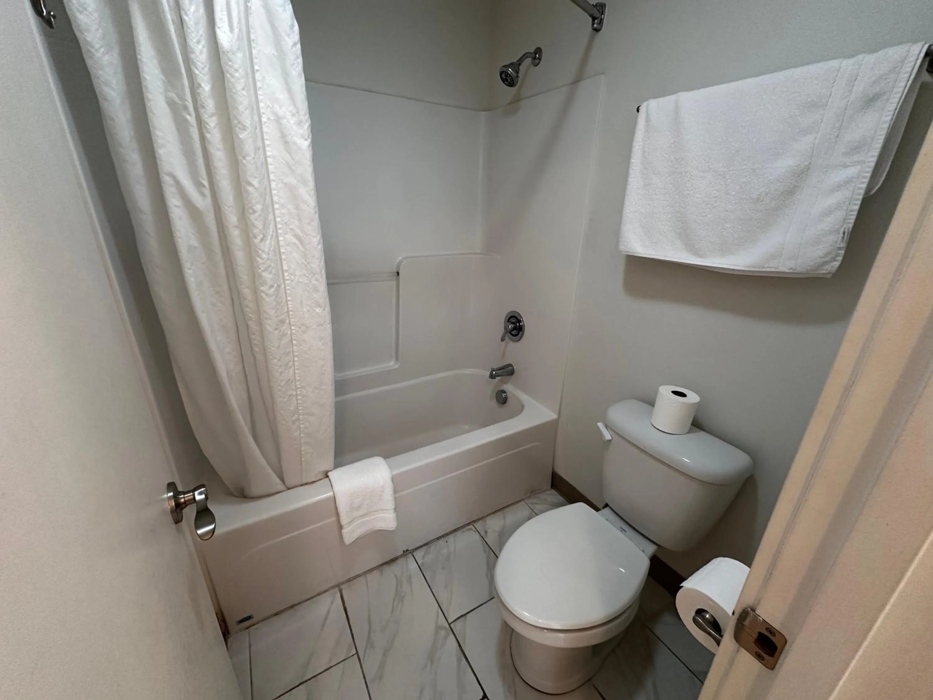 Shower in Seahorse Oceanfront Lodge