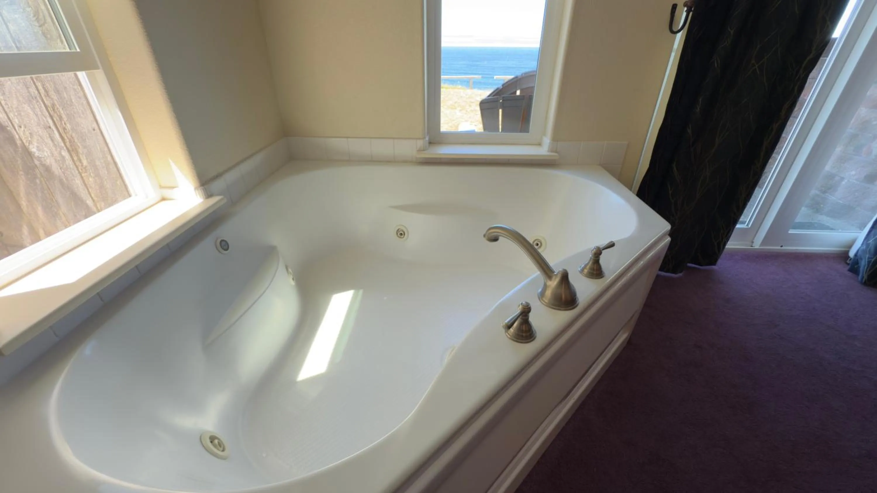 Hot Tub in Seahorse Oceanfront Lodge