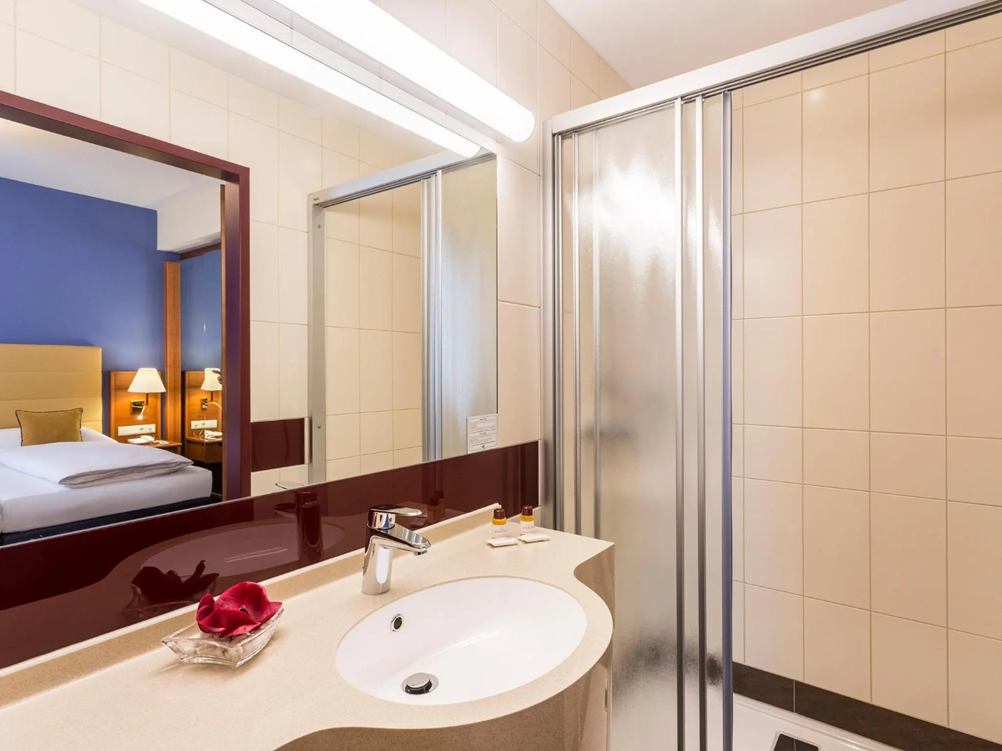 Bathroom, Bed in Austria Classic Hotel Wien