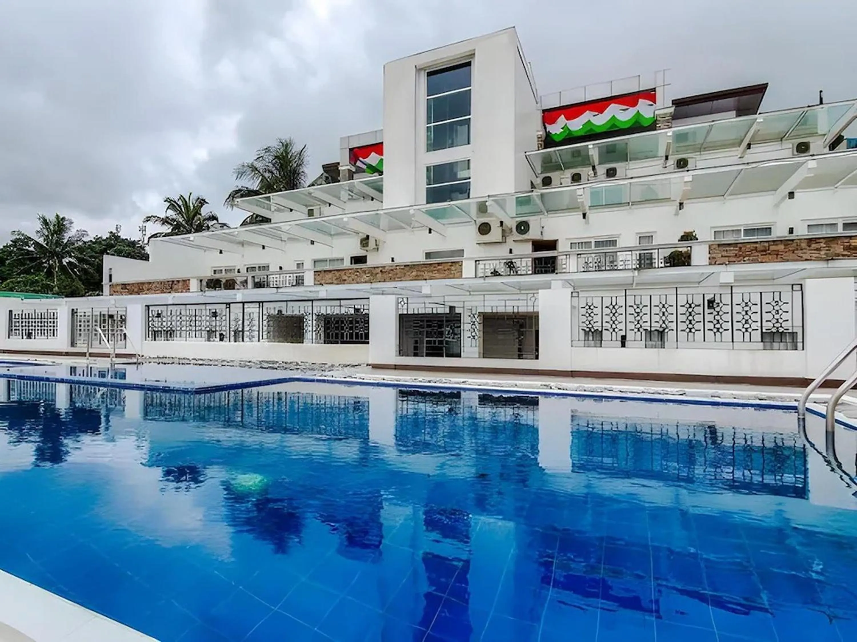 Property building in Tagaytay Hotel SixB